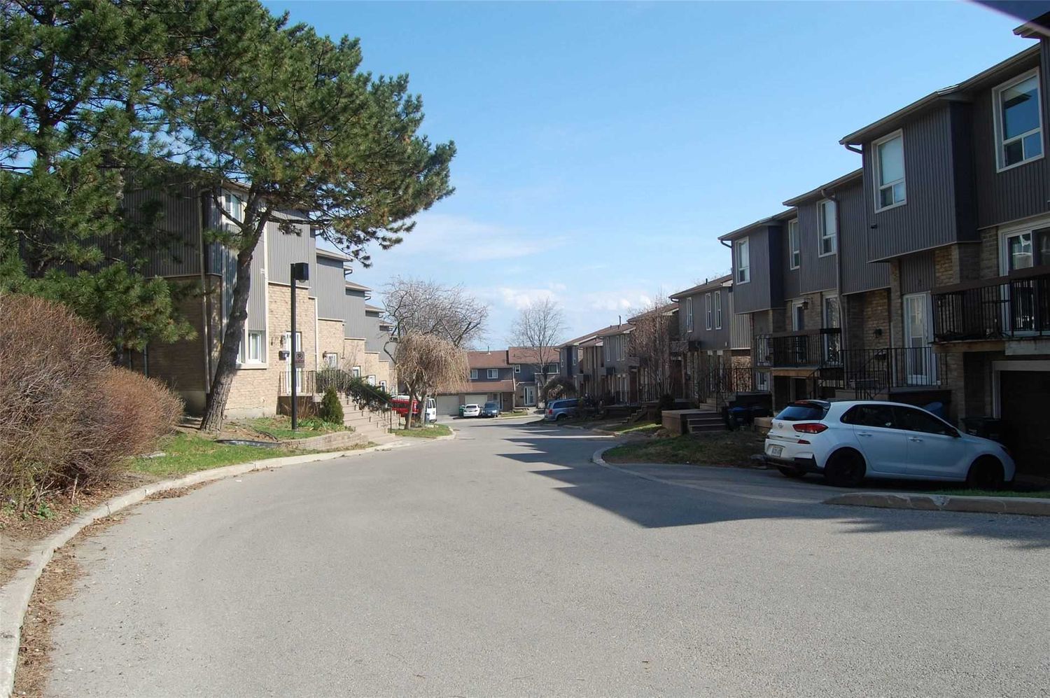 900 Dundas Street W. 900 Dundas Street West Townhomes is located in  Mississauga, Toronto - image #1 of 2