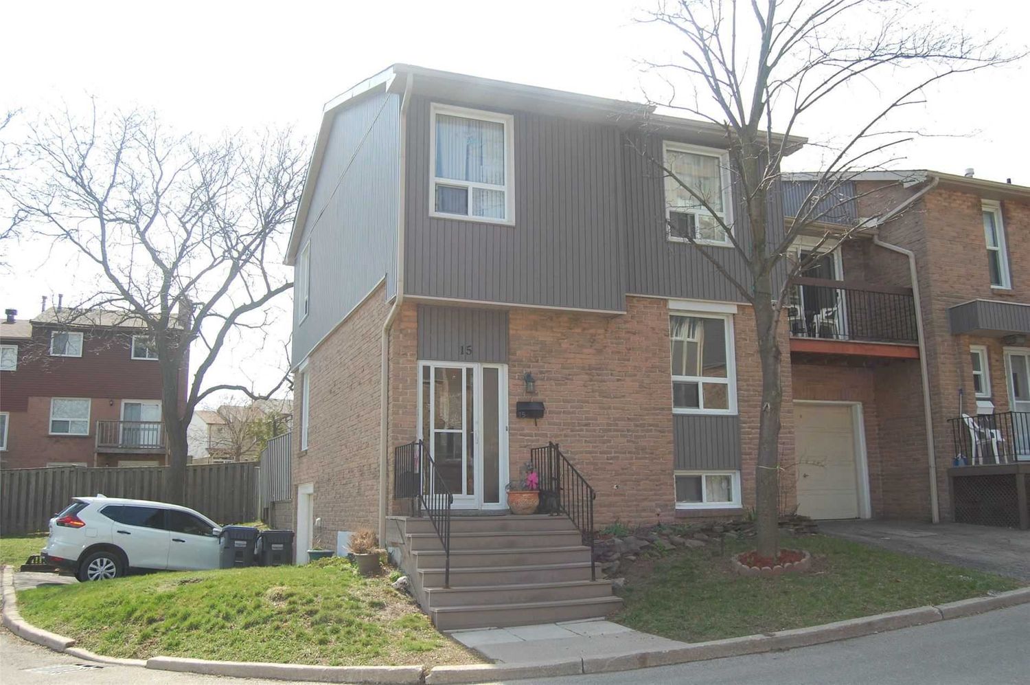 900 Dundas Street W. 900 Dundas Street West Townhomes is located in  Mississauga, Toronto - image #2 of 2