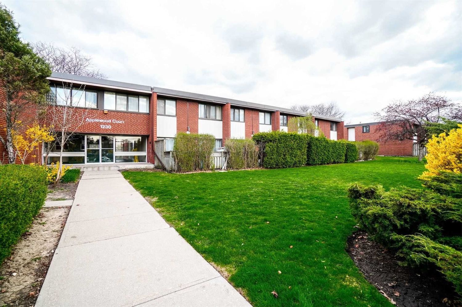 1180-1230 Gripsholm Road. Applewood Court Townhomes is located in  Mississauga, Toronto - image #1 of 2