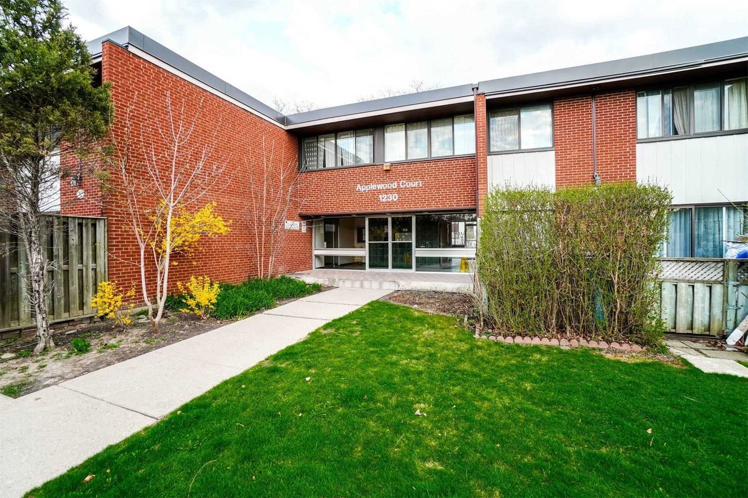 1180-1230 Gripsholm Road. Applewood Court Townhomes is located in  Mississauga, Toronto - image #2 of 2