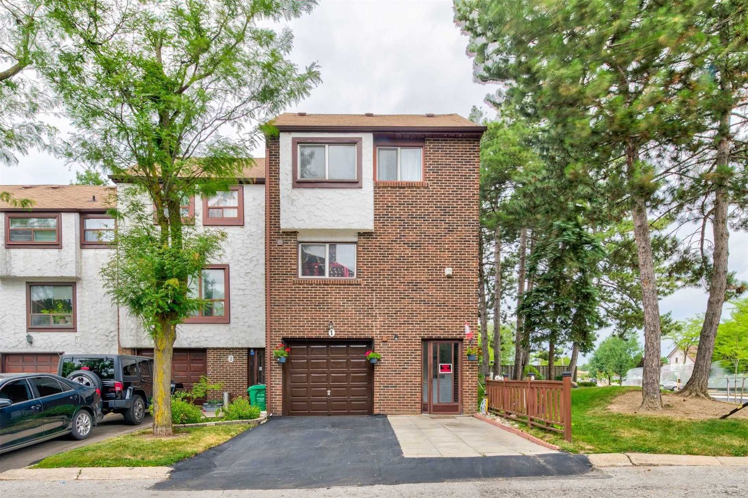 4020 Brandon Gate Drive. Brandon Gate & Darcel Ave Townhomes is located in  Mississauga, Toronto - image #1 of 2