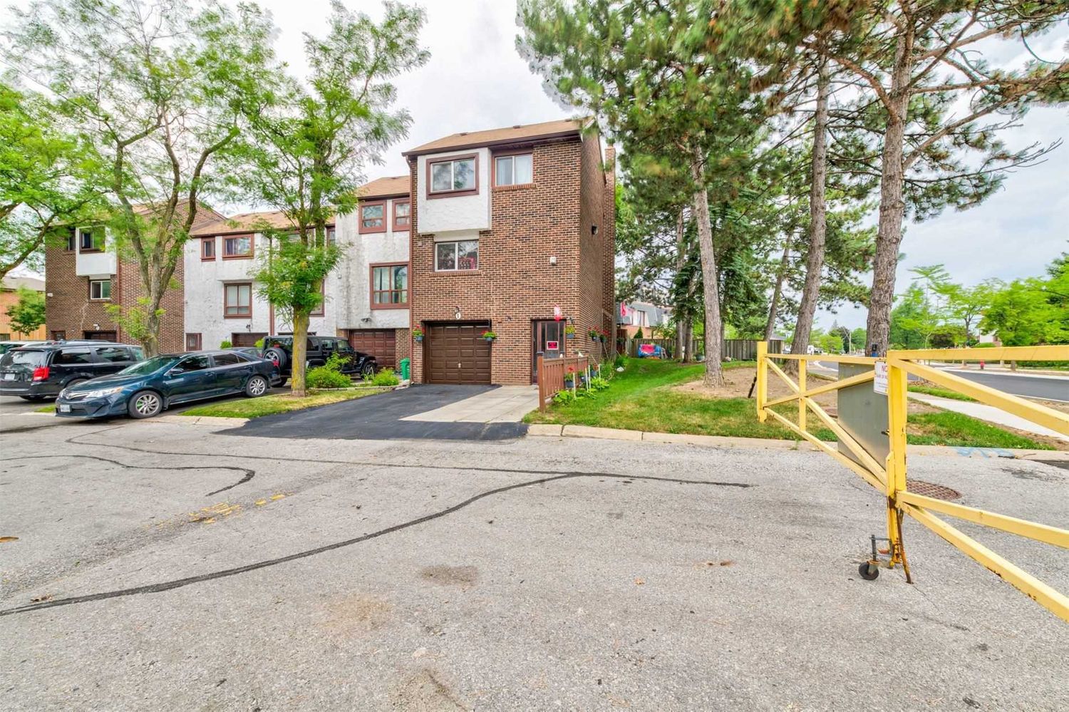 4020 Brandon Gate Drive. Brandon Gate & Darcel Ave Townhomes is located in  Mississauga, Toronto - image #2 of 2