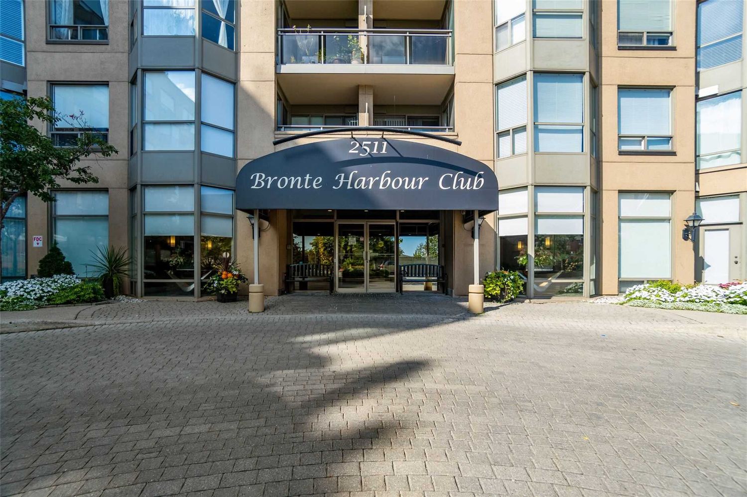 2511 Lakeshore Road W. Bronte Harbour Club Condos is located in  Oakville, Toronto - image #2 of 3