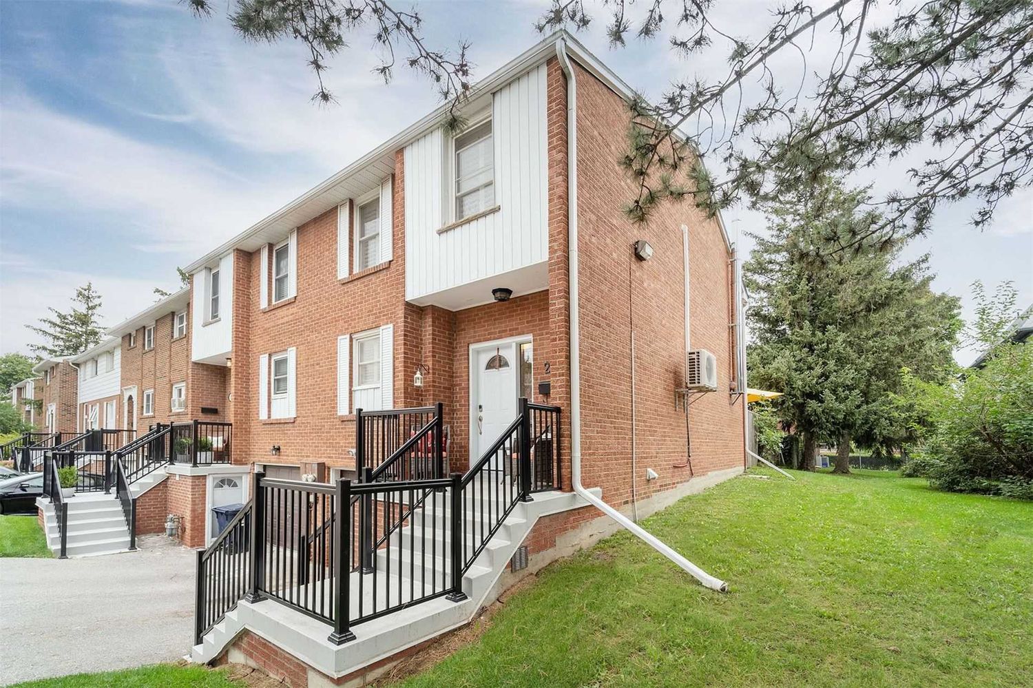 580-586 Renforth Drive. 19 Centennial Park Road Townhouses is located in  Etobicoke, Toronto - image #1 of 3