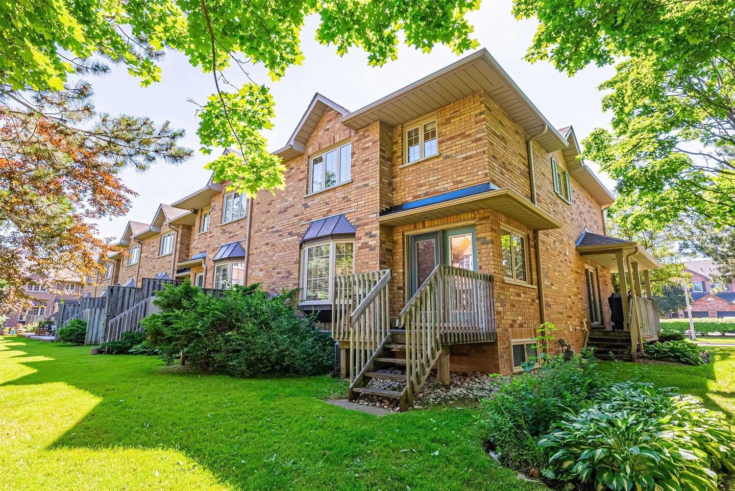 2880 Headon Forest Drive. Governor's Grove Townhomes is located in  Burlington, Toronto - image #3 of 3