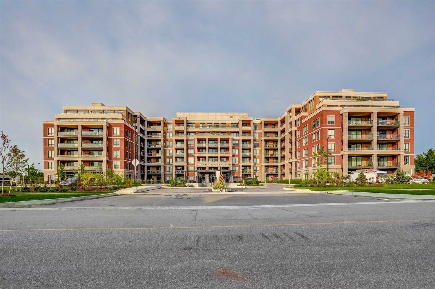 25 Baker Hill Boulevard. Hampton Place Condos is located in  Whitchurch-Stouffville, Toronto - image #1 of 3