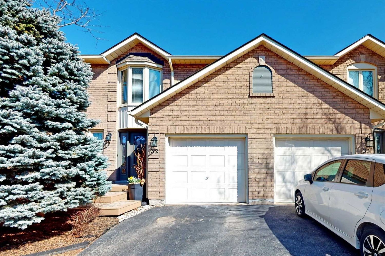 2470 Headon Forest Drive. Headon Forest Townhomes is located in  Burlington, Toronto - image #1 of 3