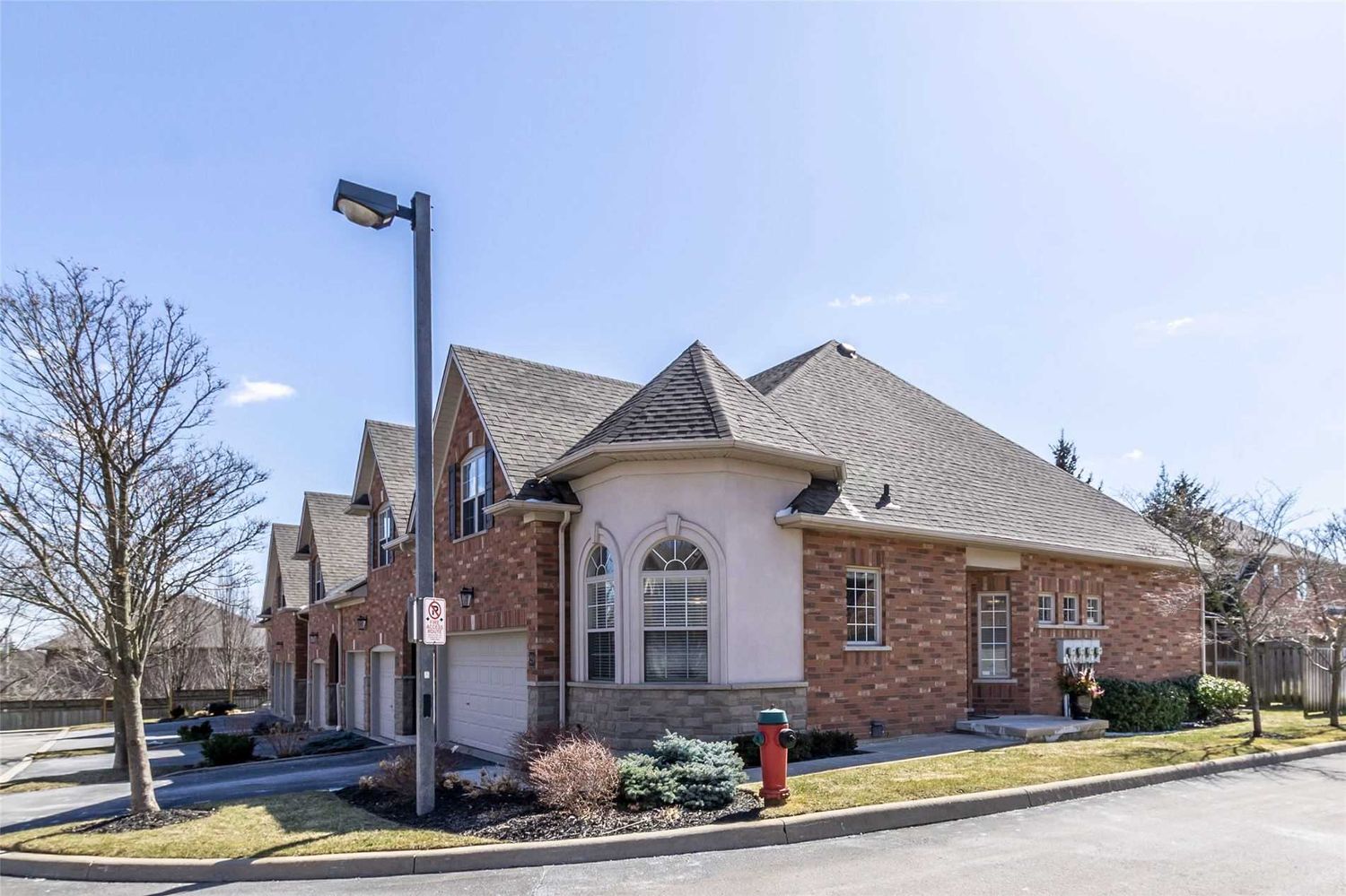 289 Plains Road W. Heritage Gardens Townhomes is located in  Burlington, Toronto - image #1 of 2