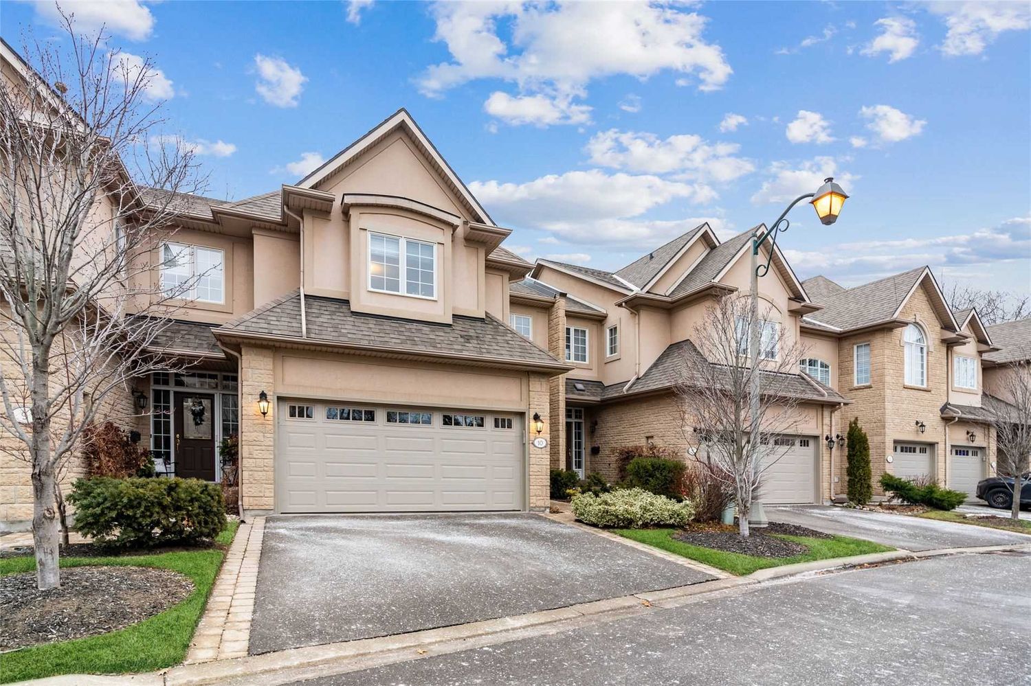 2303 Hill Ridge Court. Glen Orchard Homes is located in  Oakville, Toronto - image #1 of 2