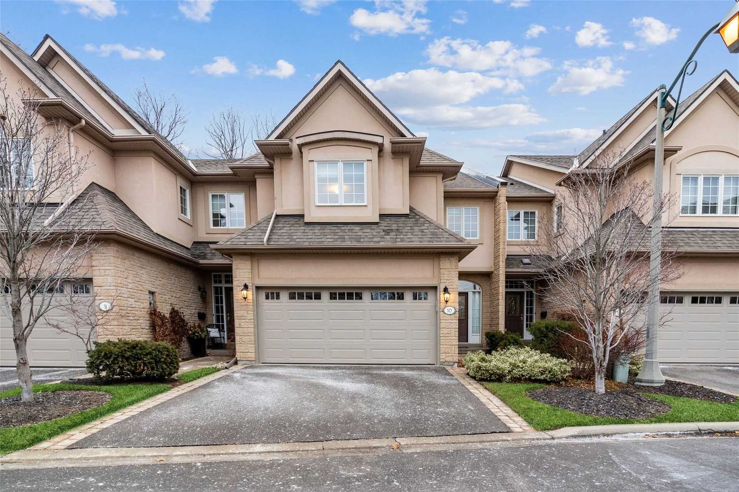 2303 Hill Ridge Court. Glen Orchard Homes is located in  Oakville, Toronto - image #2 of 2