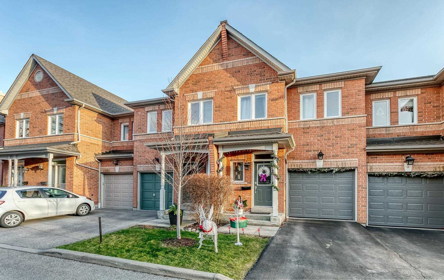 728-762 Village Green Boulevard. 1103 Lower Village Crescent Townhouses is located in  Mississauga, Toronto - image #1 of 2