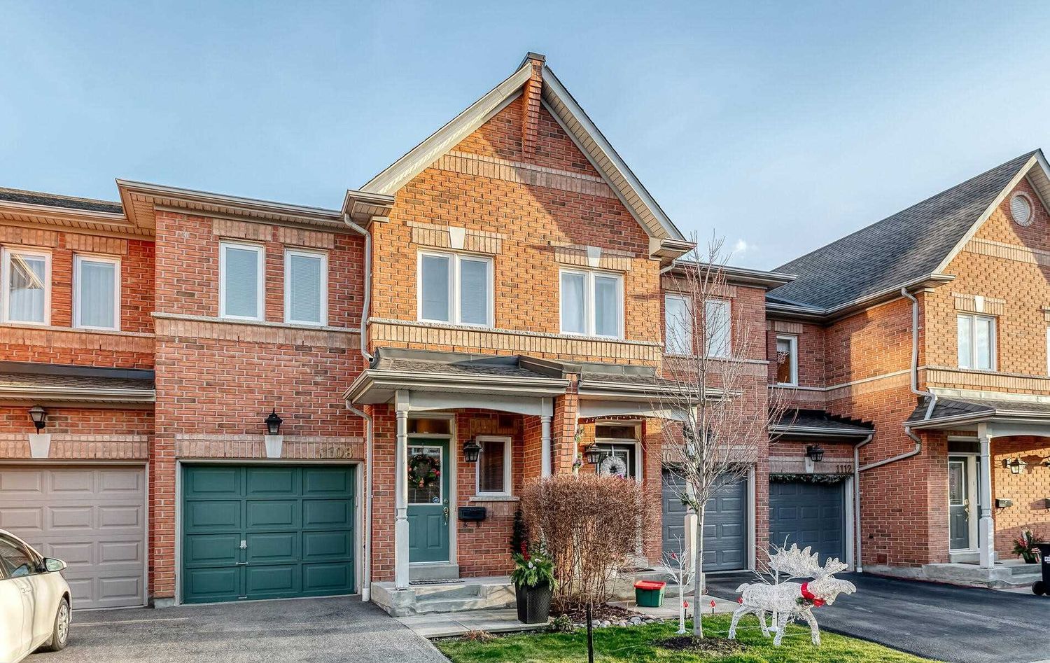 728-762 Village Green Boulevard. 1103 Lower Village Crescent Townhouses is located in  Mississauga, Toronto - image #2 of 2