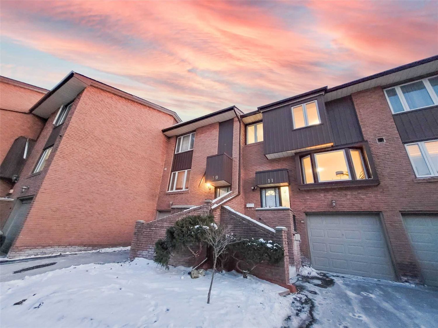 2606 Midland Avenue. Midland Avenue Townhomes is located in  Scarborough, Toronto - image #1 of 2