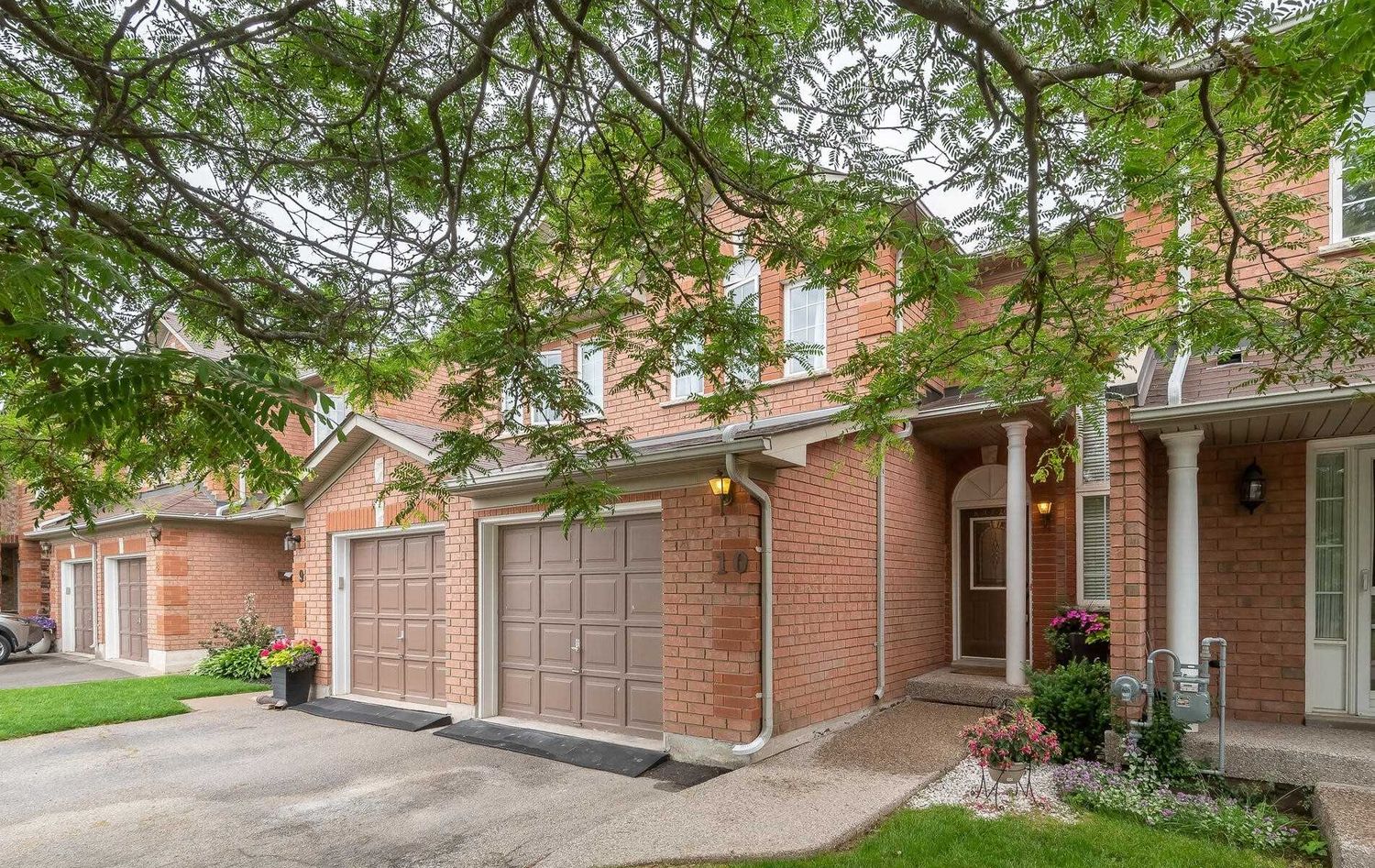 2001 Atkinson Drive. Millcreek Manors Townhomes is located in  Burlington, Toronto - image #1 of 2