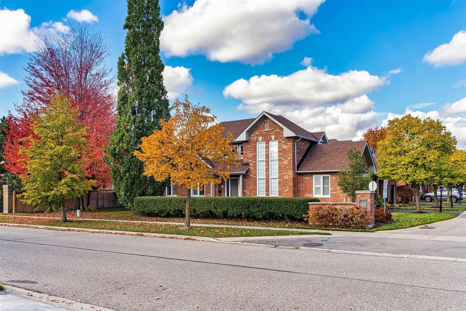 2140 Turnberry Road. Millcroft Gardens II Townhomes is located in  Burlington, Toronto - image #1 of 2