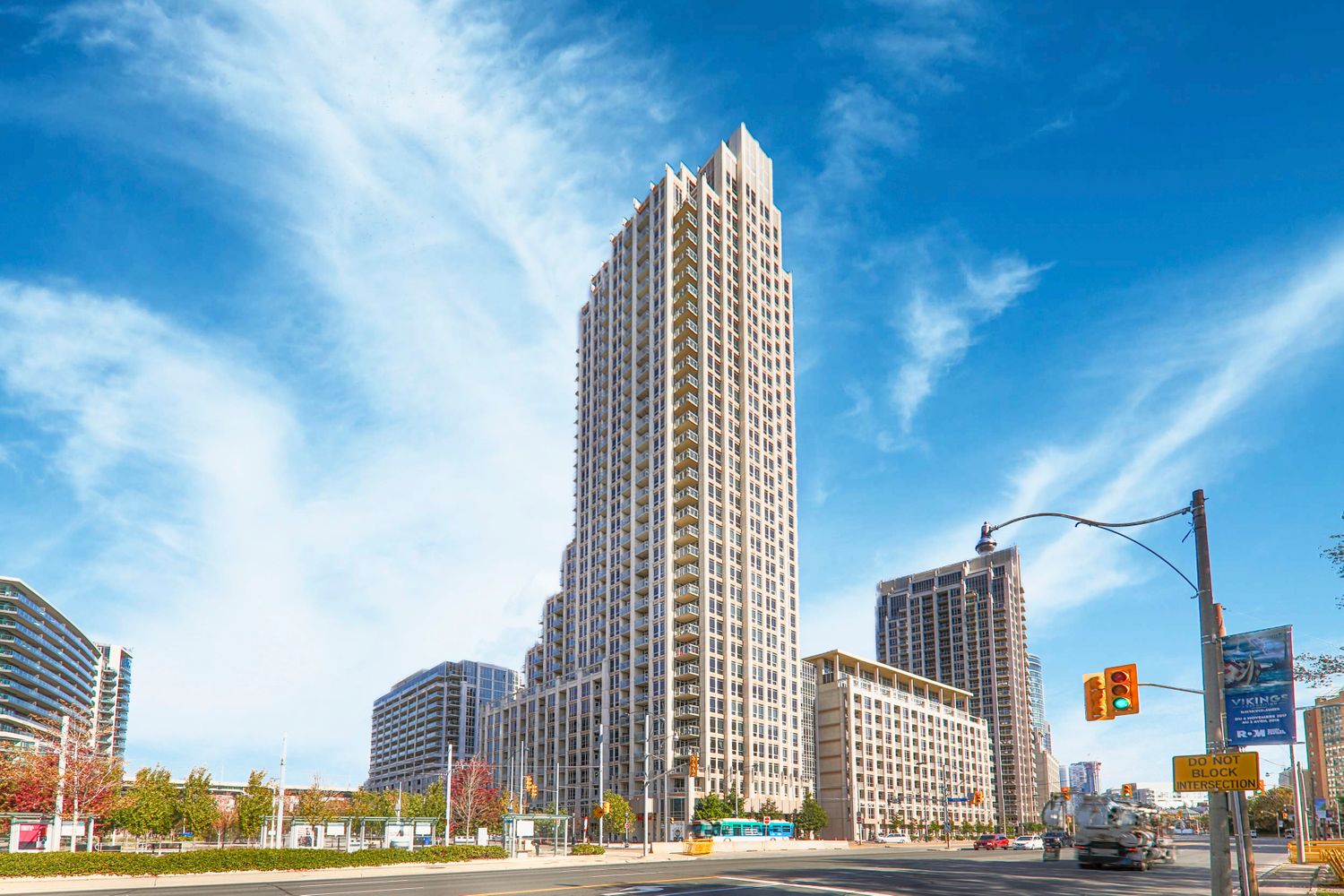 7-17 Bastion Street. West Harbour City I Condos is located in  Downtown, Toronto - image #1 of 4
