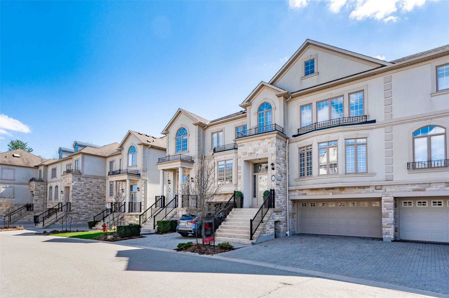 2400 Neyagawa Boulevard. Winding Creek Cove Townhomes is located in  Oakville, Toronto - image #1 of 2
