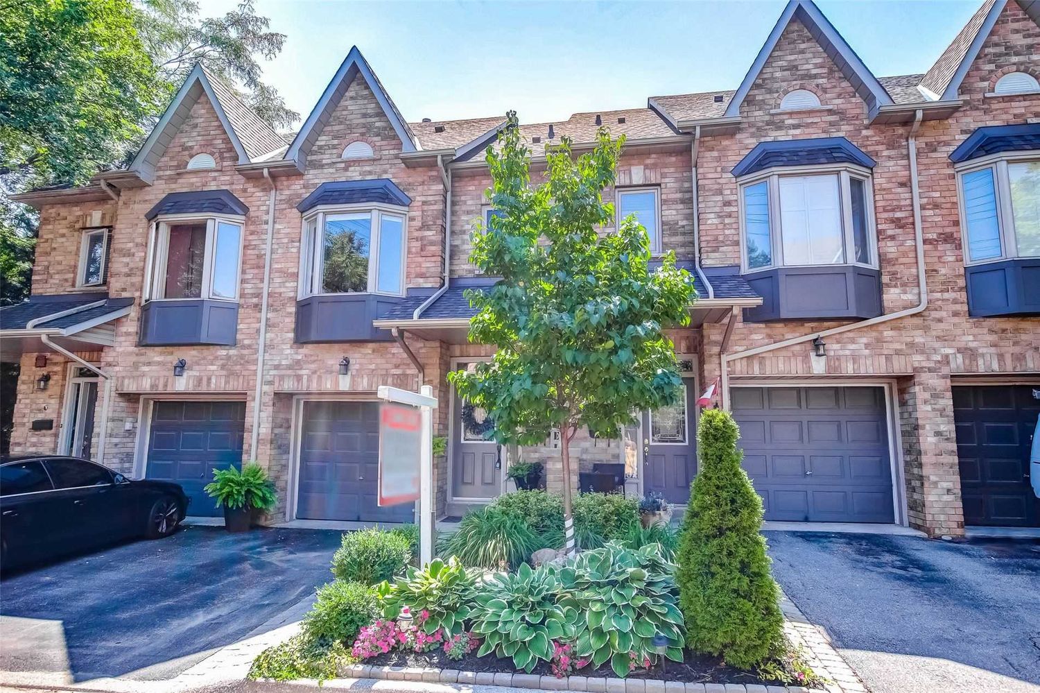 1015 Johnsons Lane. 1015 Johnson Lane Townhouses is located in  Mississauga, Toronto - image #2 of 2