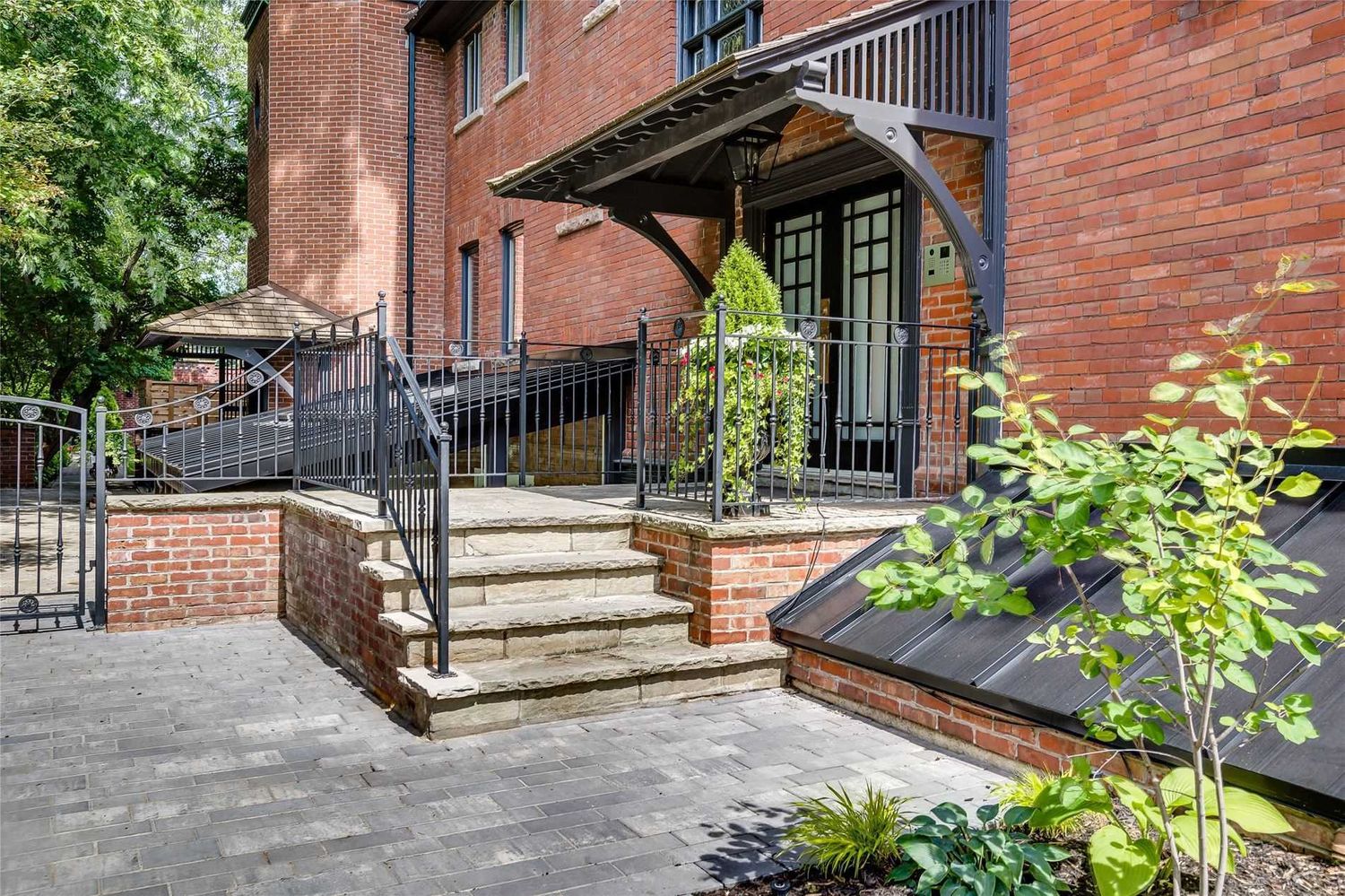 15 Scarth Road. 15 Scarth Rd Townhomes is located in  Midtown, Toronto - image #2 of 2