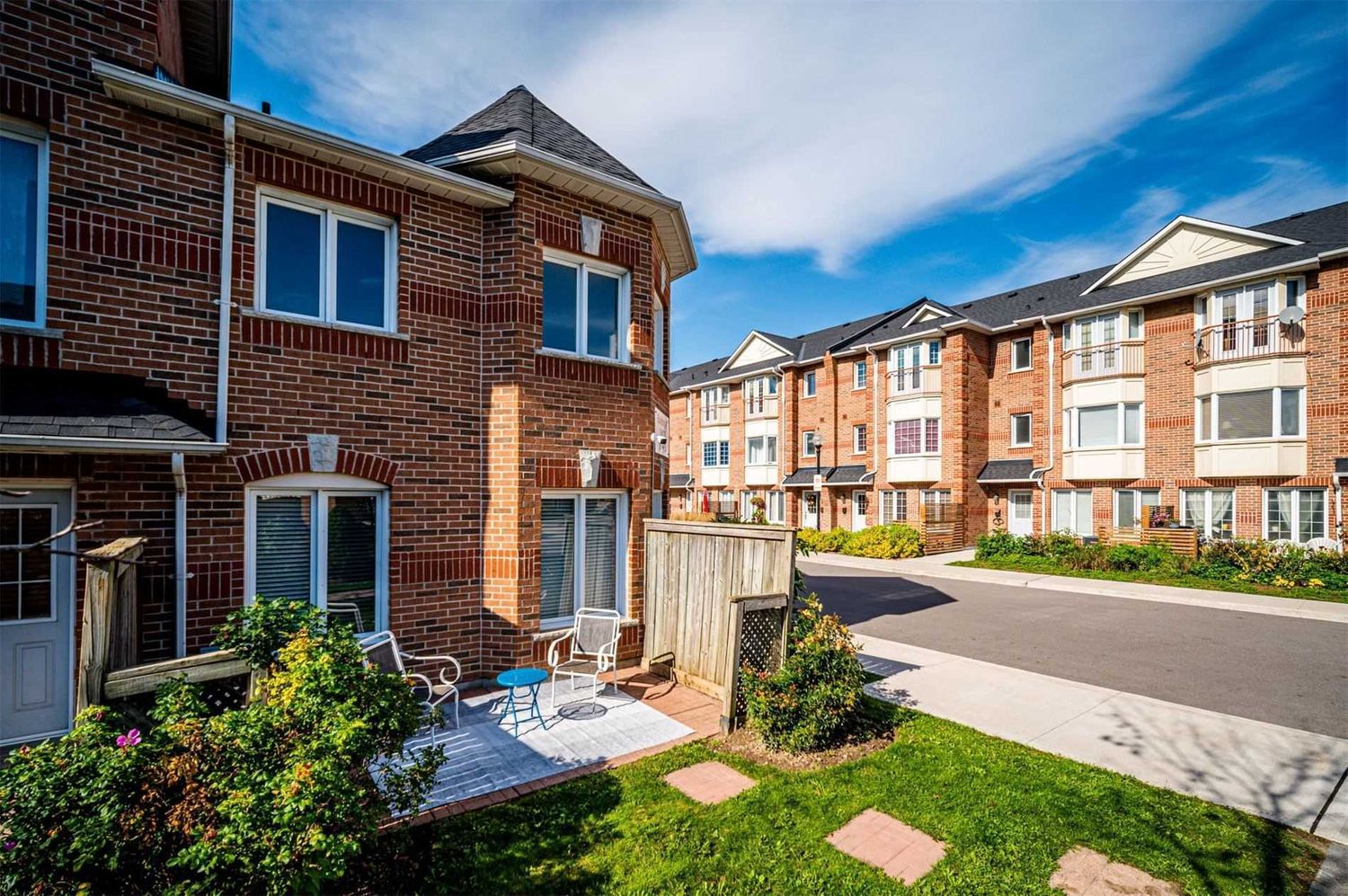 151 Townsgate Drive. Emerald Gate Townhomes is located in  Vaughan, Toronto - image #1 of 3