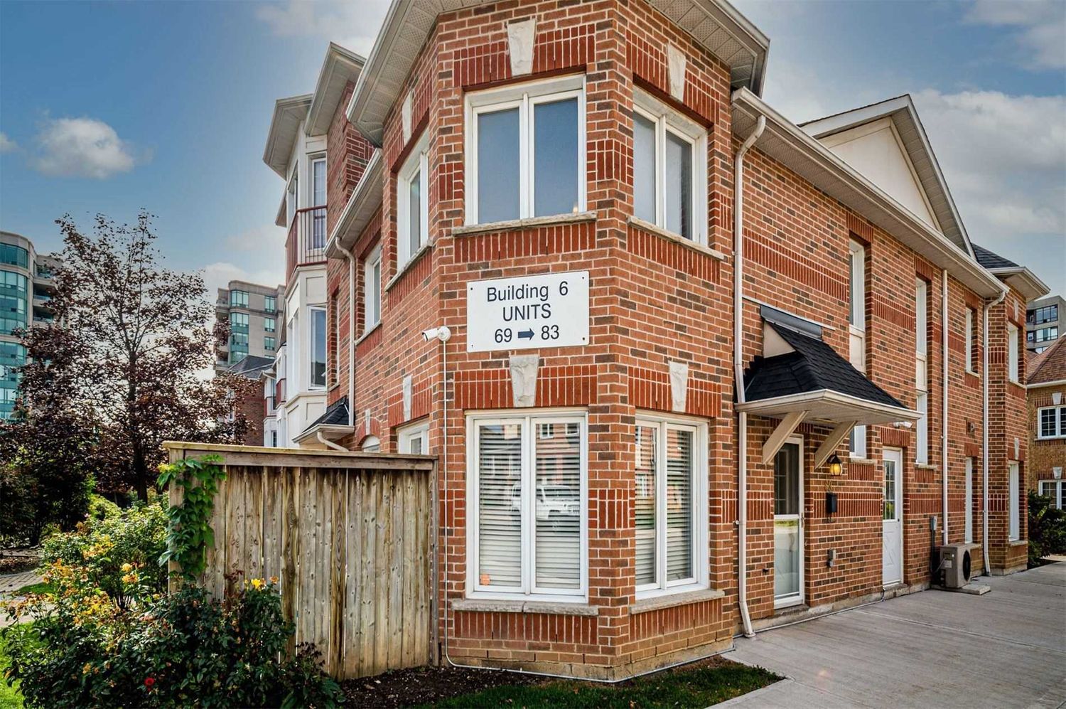 151 Townsgate Drive. Emerald Gate Townhomes is located in  Vaughan, Toronto - image #2 of 3