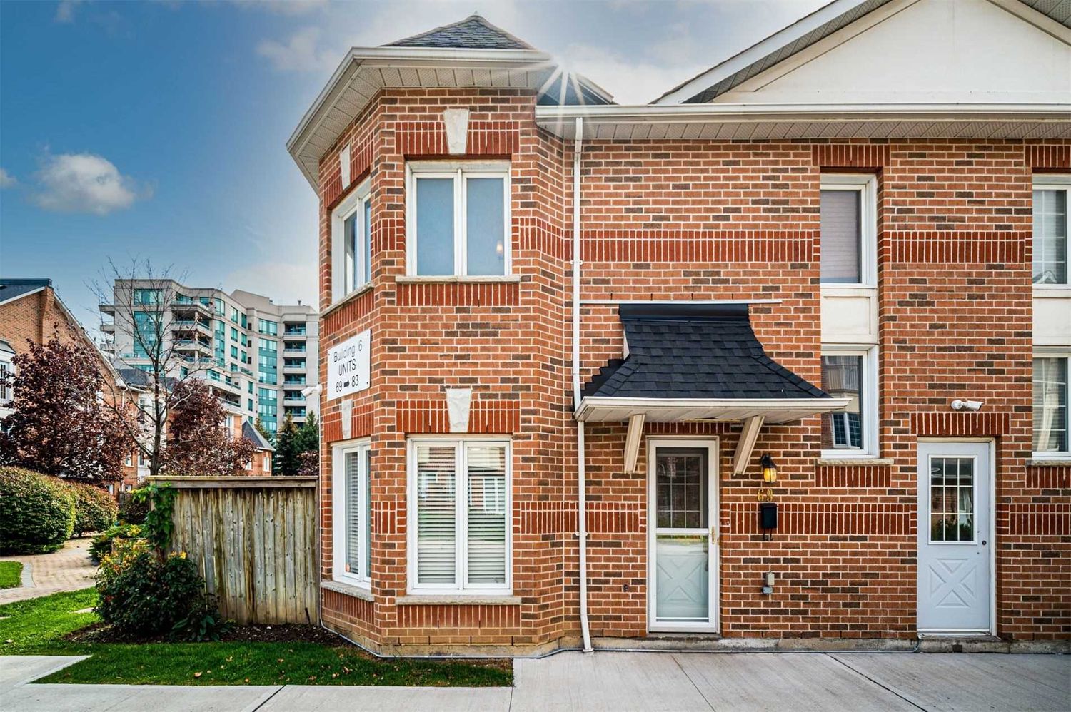 151 Townsgate Drive. Emerald Gate Townhomes is located in  Vaughan, Toronto - image #3 of 3