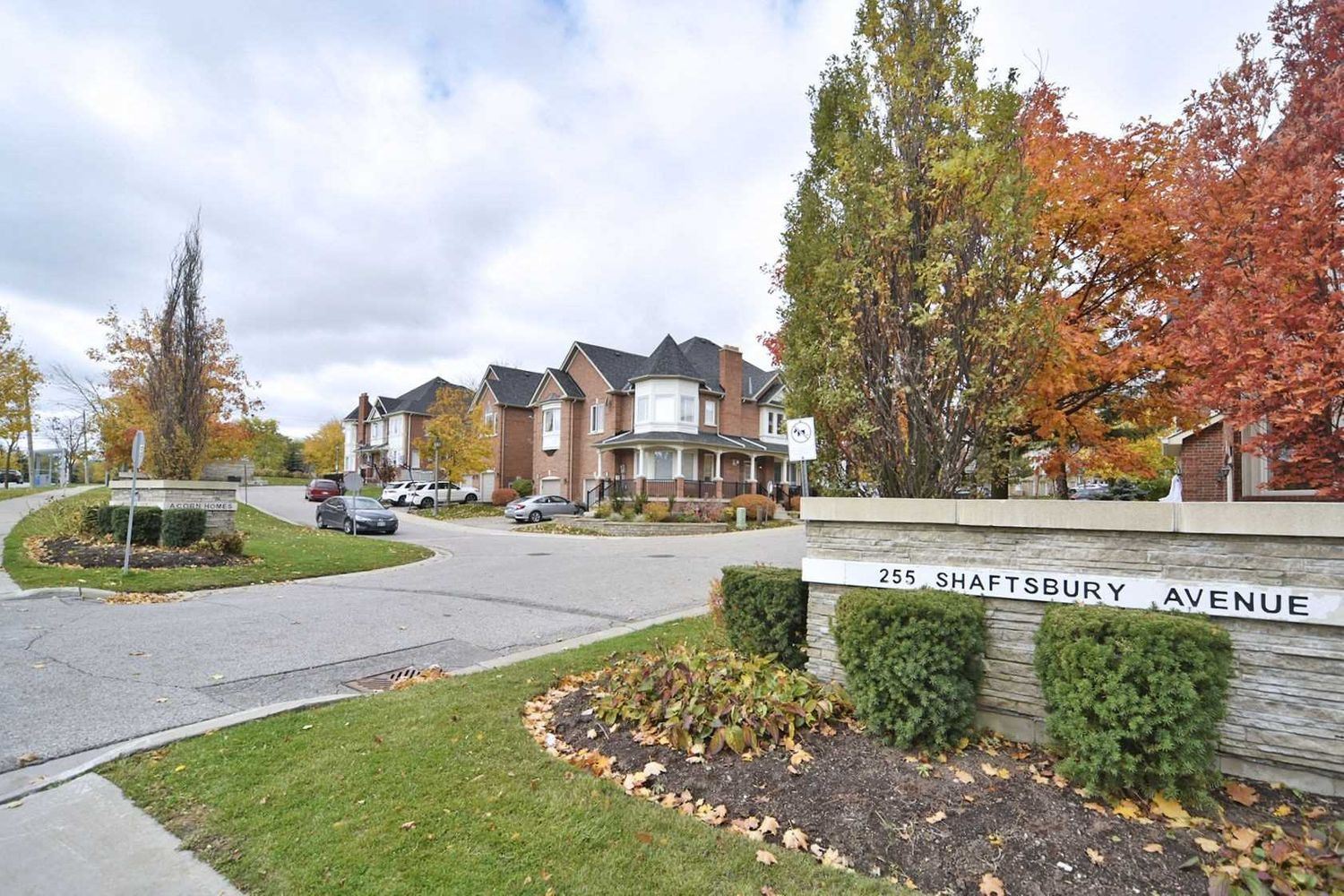 255 Shaftsbury Avenue. Acorn Townhomes is located in  Richmond Hill, Toronto - image #3 of 3