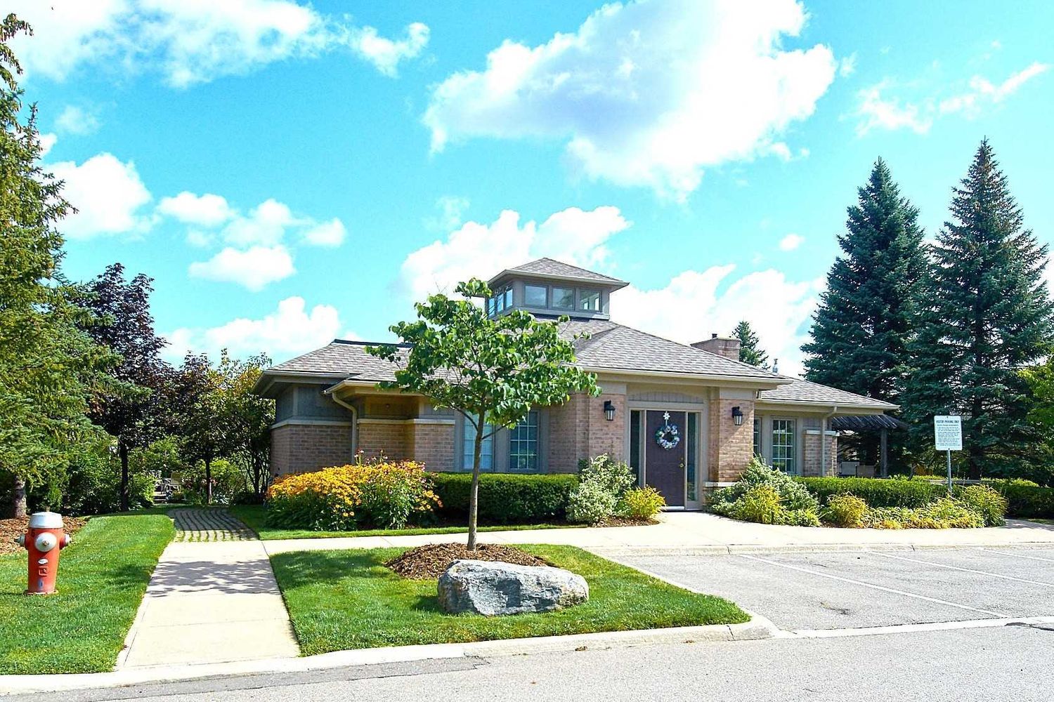 5480 Glen Erin Drive. Enclave Townhomes is located in  Mississauga, Toronto - image #1 of 3