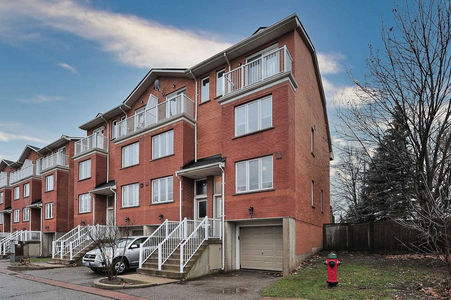 21 Elgin Mills Road W. 21 Elgin Mills Road West Townhomes is located in  Richmond Hill, Toronto - image #1 of 3