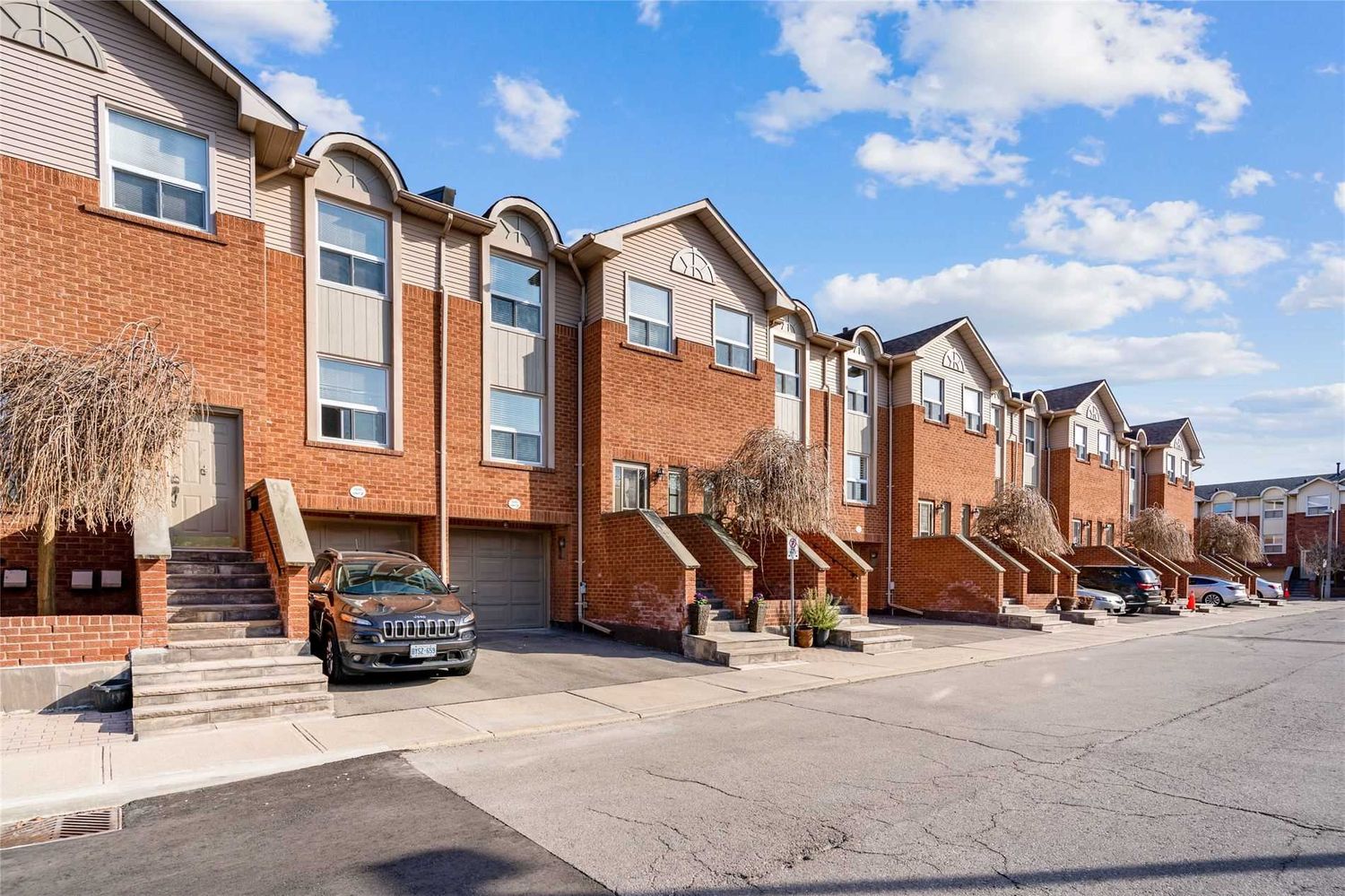 1500-1580 Reeves Gate. 1500 Reeves Gate Townhomes is located in  Oakville, Toronto - image #1 of 2