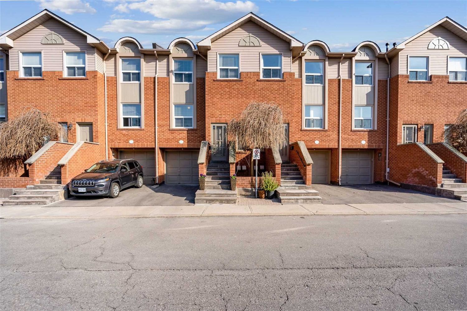 1500-1580 Reeves Gate. 1500 Reeves Gate Townhomes is located in  Oakville, Toronto - image #2 of 2