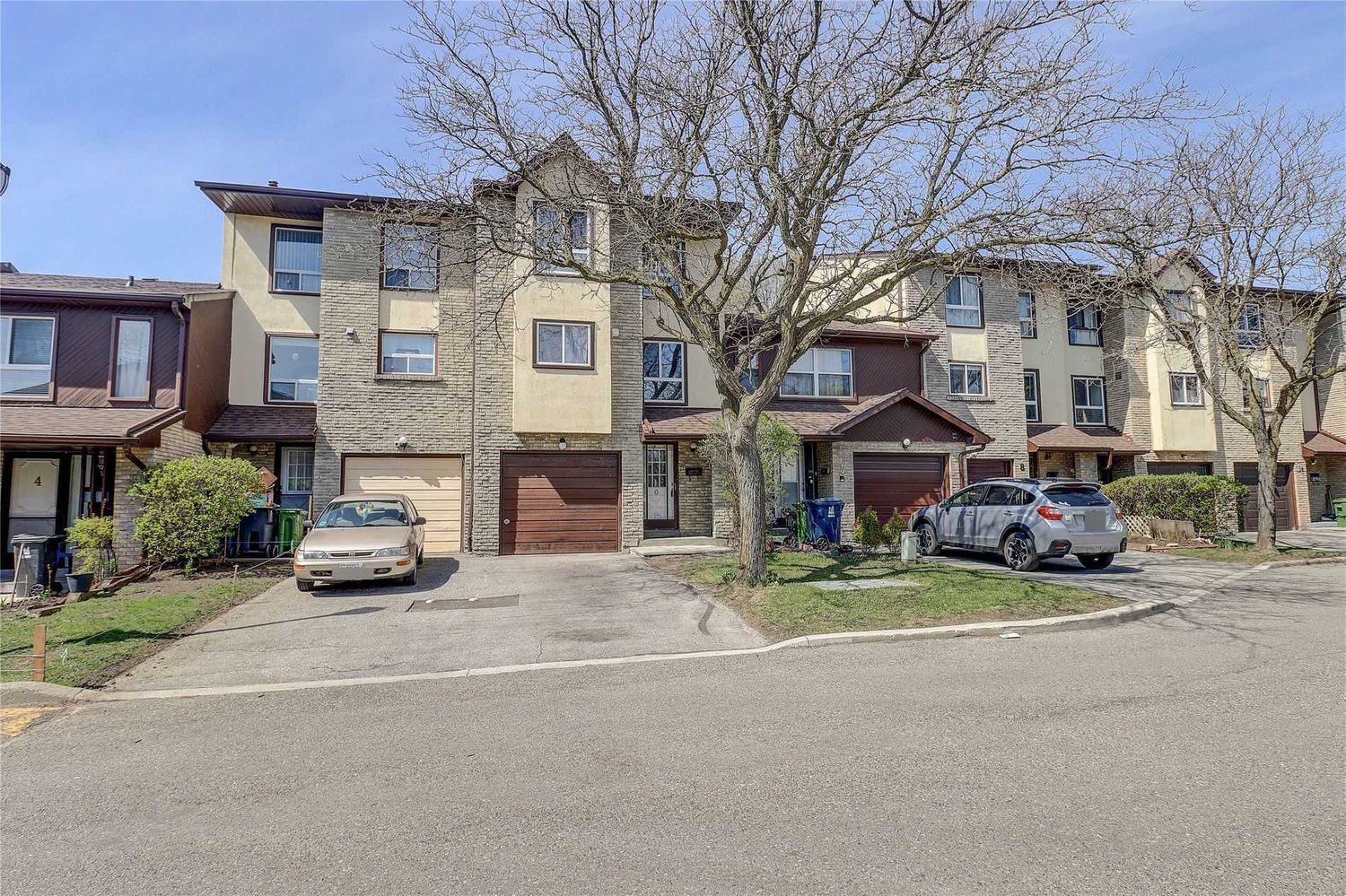 1180 Sandhurst Cir. 1180 Sandhurst Townhomes is located in  Scarborough, Toronto - image #1 of 2