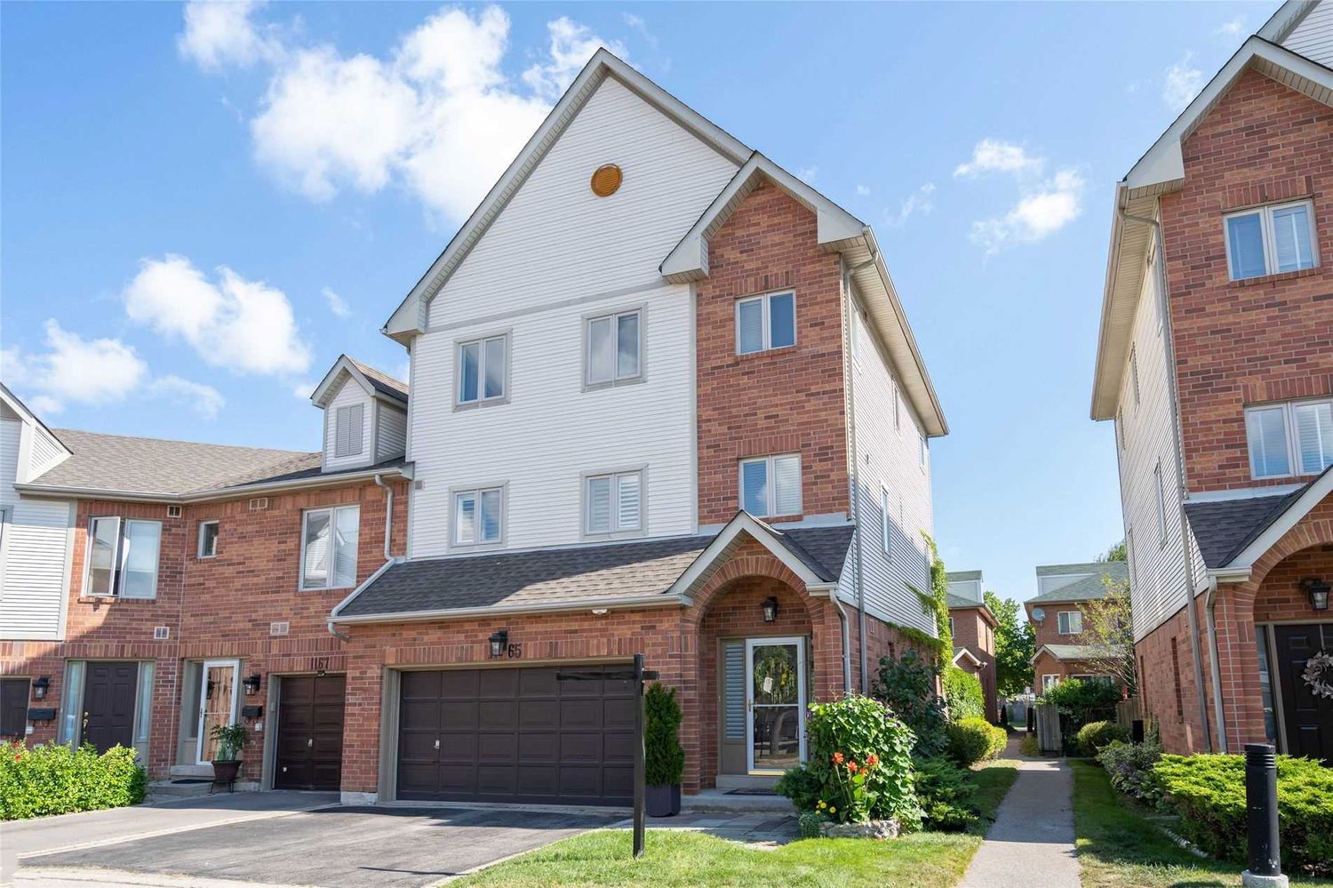 1132-1182 Upper Village Drive. 1132 Upper Village Drive Townhomes is located in  Mississauga, Toronto - image #1 of 2