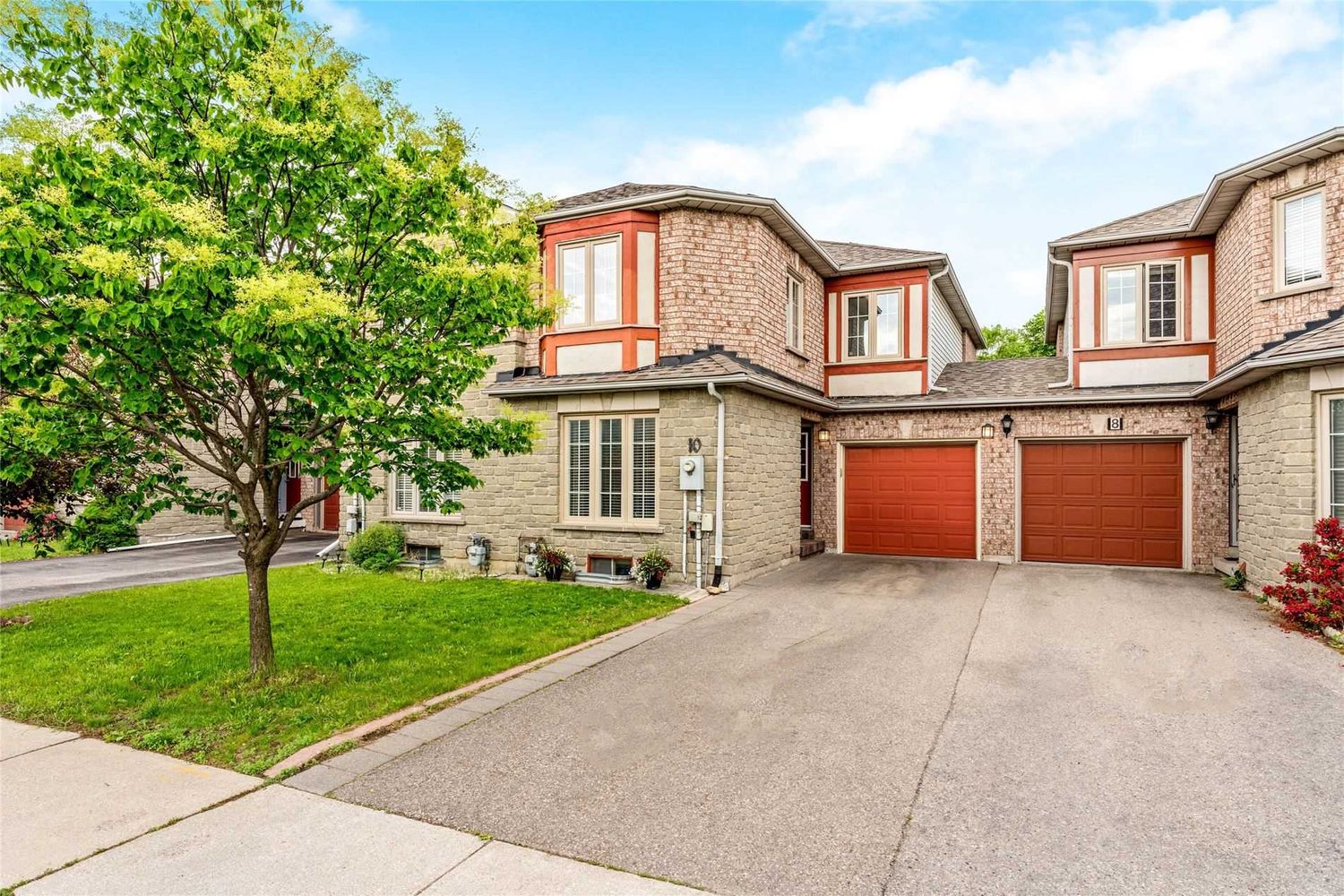 2-143 Pinedale Gate. Pinedale Gate is located in  Vaughan, Toronto - image #1 of 3