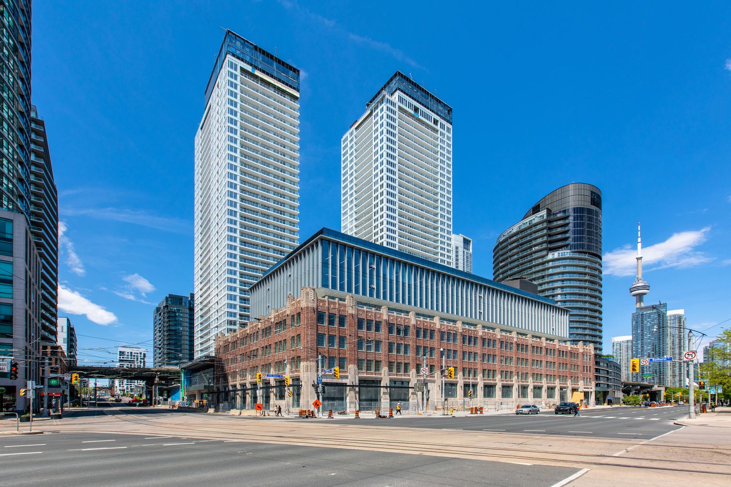17 Bathurst Street. The LakeShore Condos is located in  Downtown, Toronto - image #1 of 3