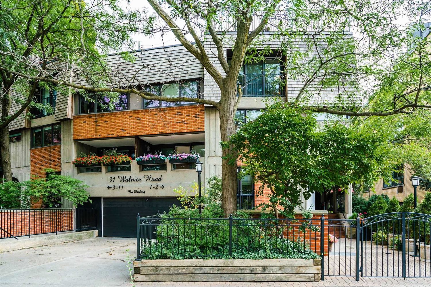 31 Walmer Rd, Toronto. 31 Walmer Road Townhouses is located in  Downtown, Toronto - image #1 of 3