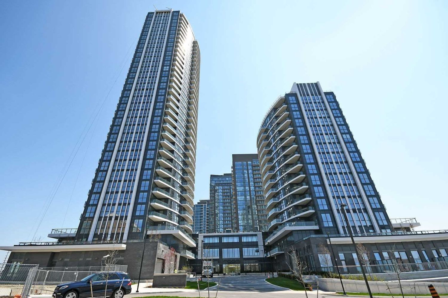 35 Watergarden Drive. Perla Towers is located in  Mississauga, Toronto - image #1 of 2