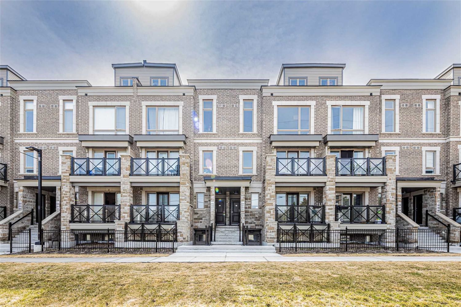 2-21 Westmeath Lane. Grand Cornell Brownstones 2 is located in  Markham, Toronto - image #1 of 2