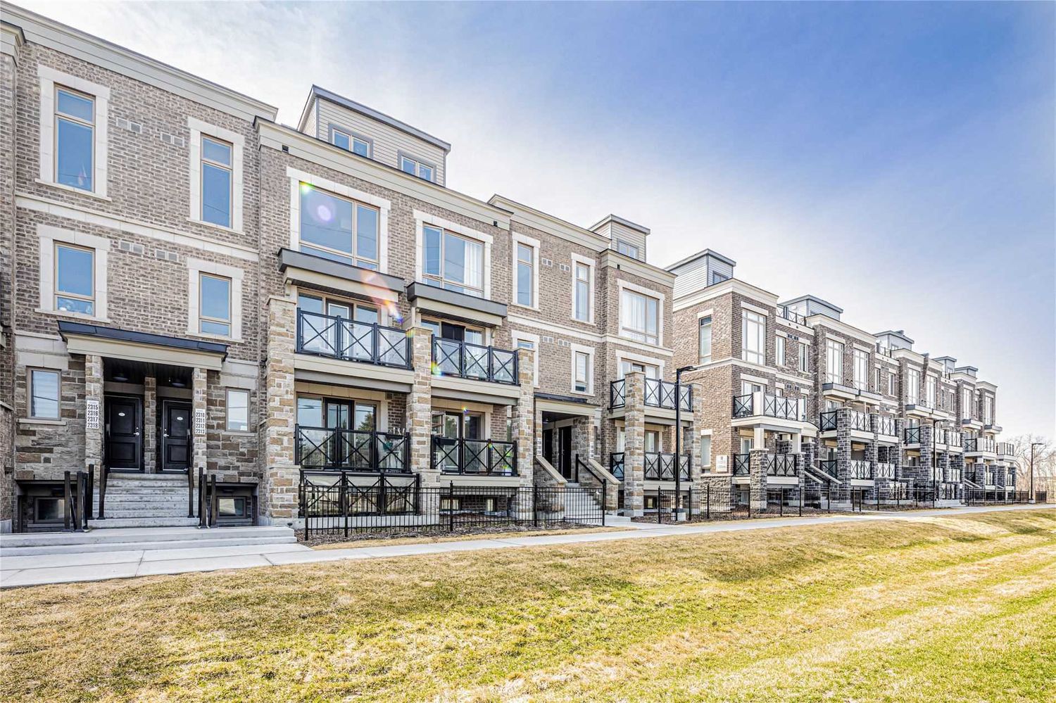 2-21 Westmeath Lane. Grand Cornell Brownstones 2 is located in  Markham, Toronto - image #2 of 2