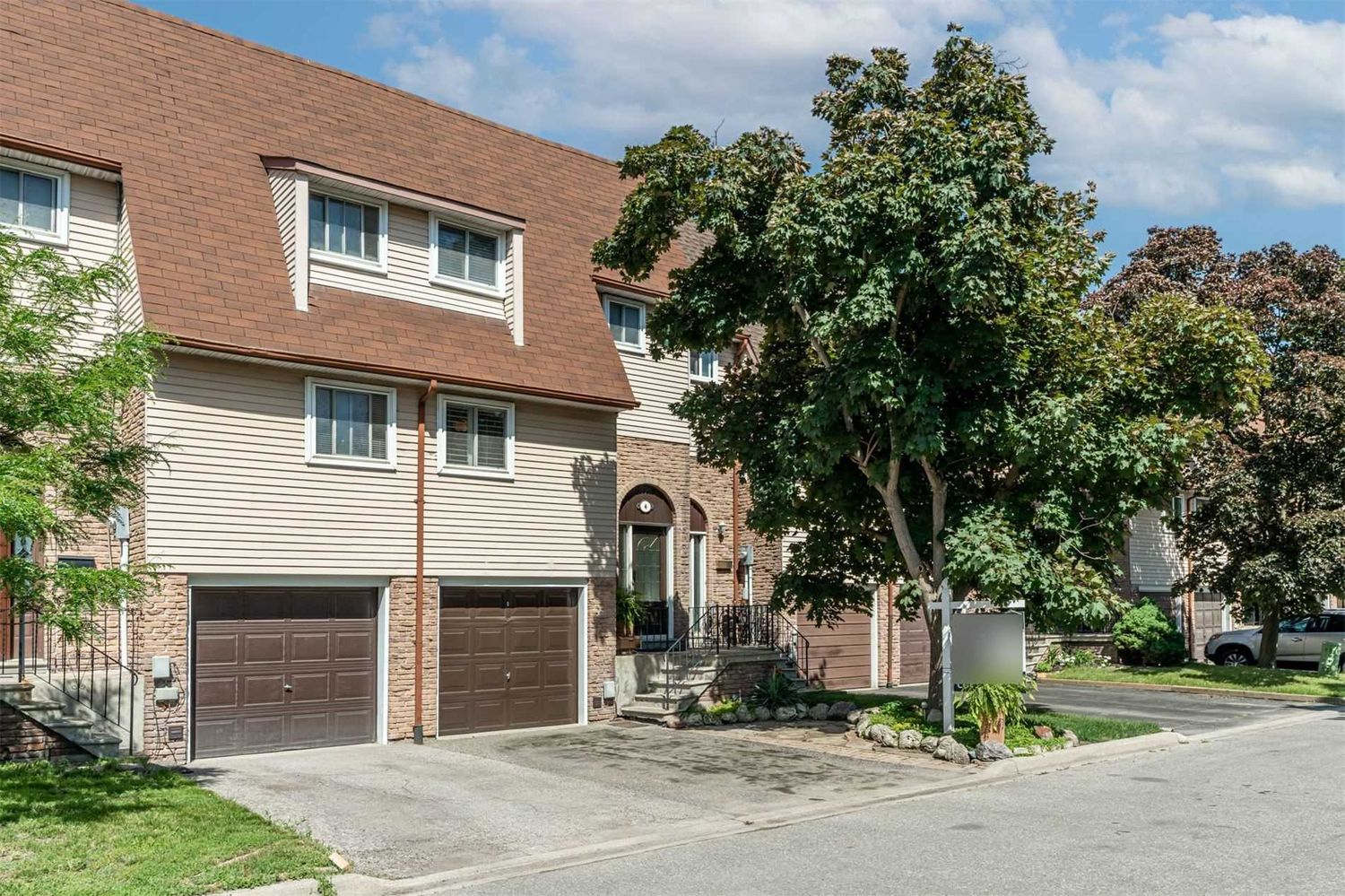 1-47 Rosset Crescent. 1 Rosset Crescent Townhouses is located in  Brampton, Toronto - image #1 of 2