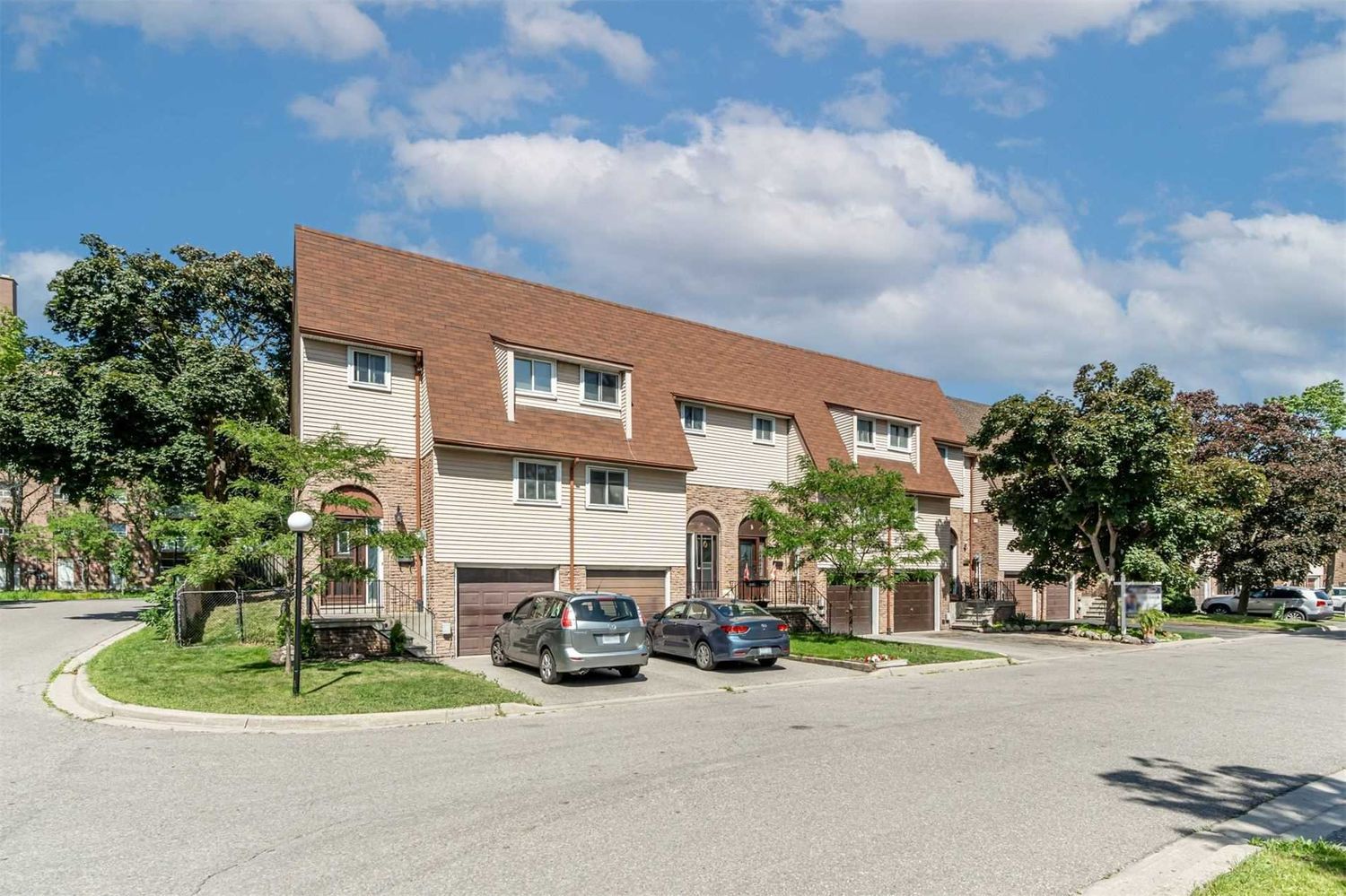 1-47 Rosset Crescent. 1 Rosset Crescent Townhouses is located in  Brampton, Toronto - image #2 of 2