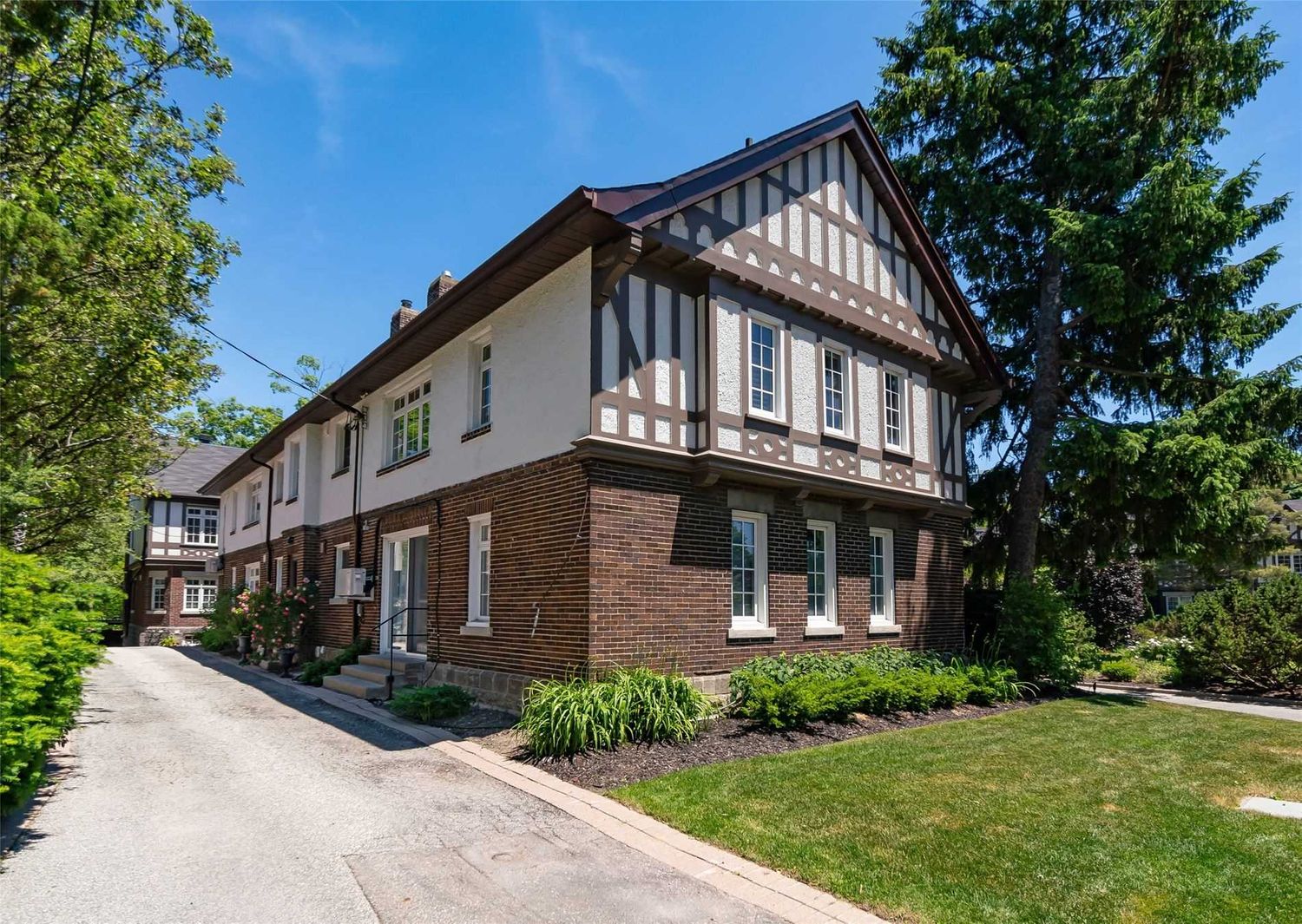 67-93 Douglas Crescent. Governor's Manor is located in  East York, Toronto - image #2 of 4