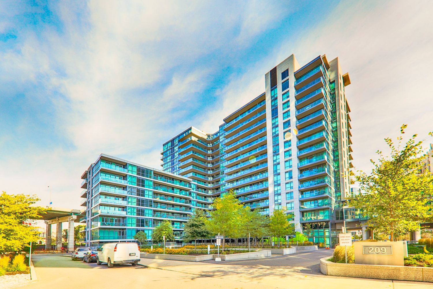 215 Fort York Boulevard. Neptune & Neptune II Condos is located in  Downtown, Toronto - image #2 of 5