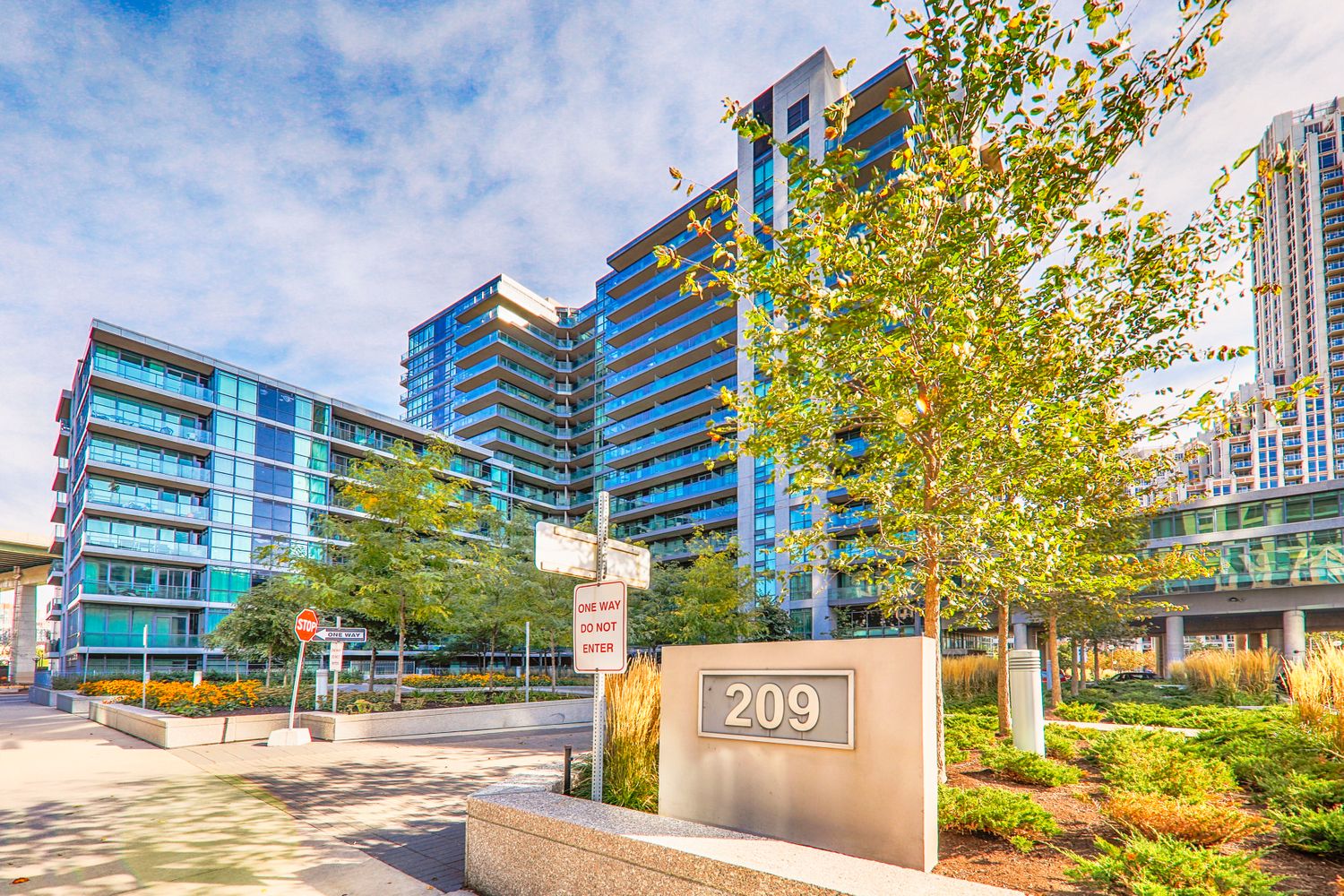 215 Fort York Boulevard. Neptune & Neptune II Condos is located in  Downtown, Toronto - image #4 of 5
