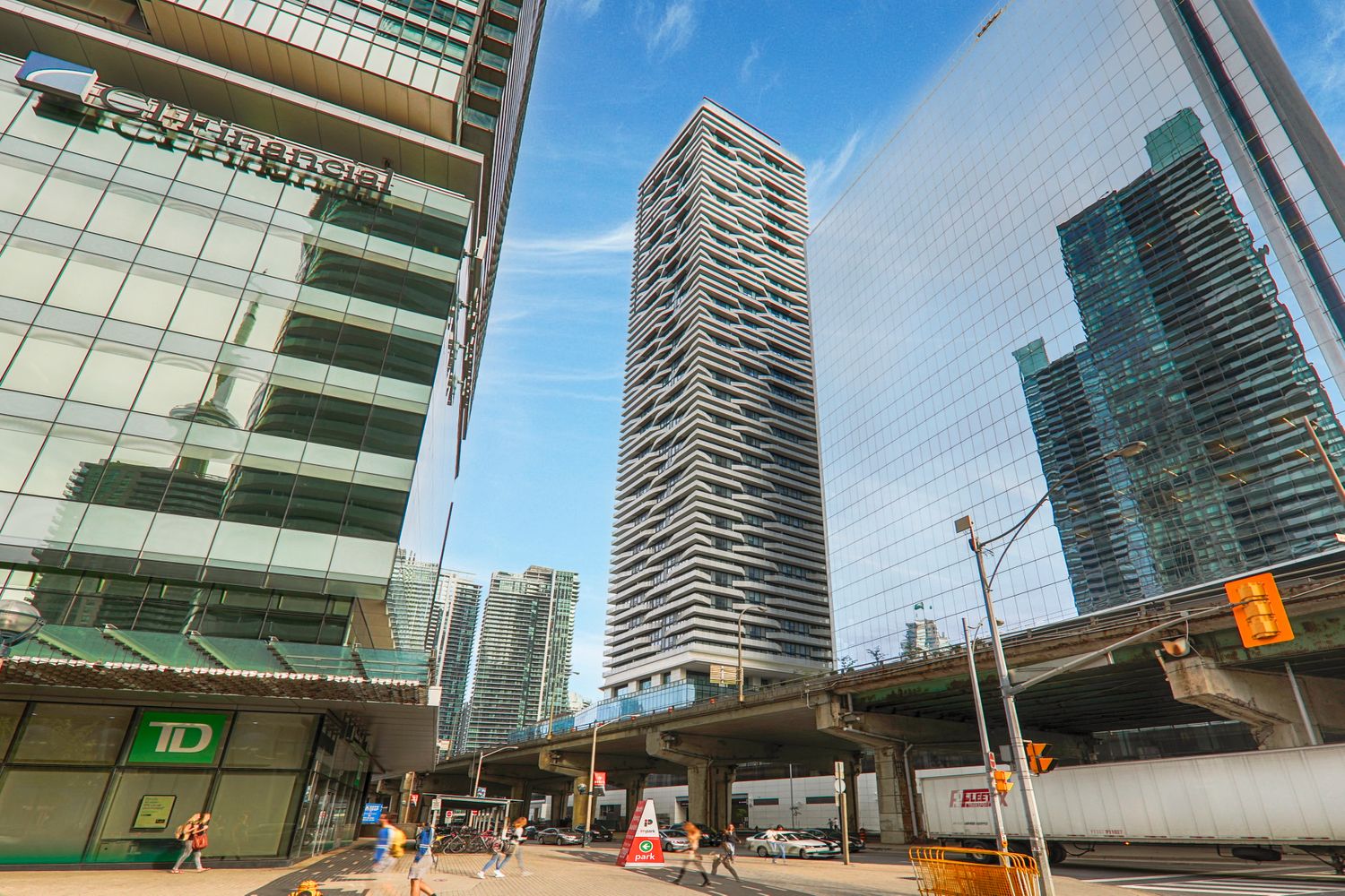 88-100 Harbour Street. Harbour Plaza Residences is located in  Downtown, Toronto - image #1 of 4