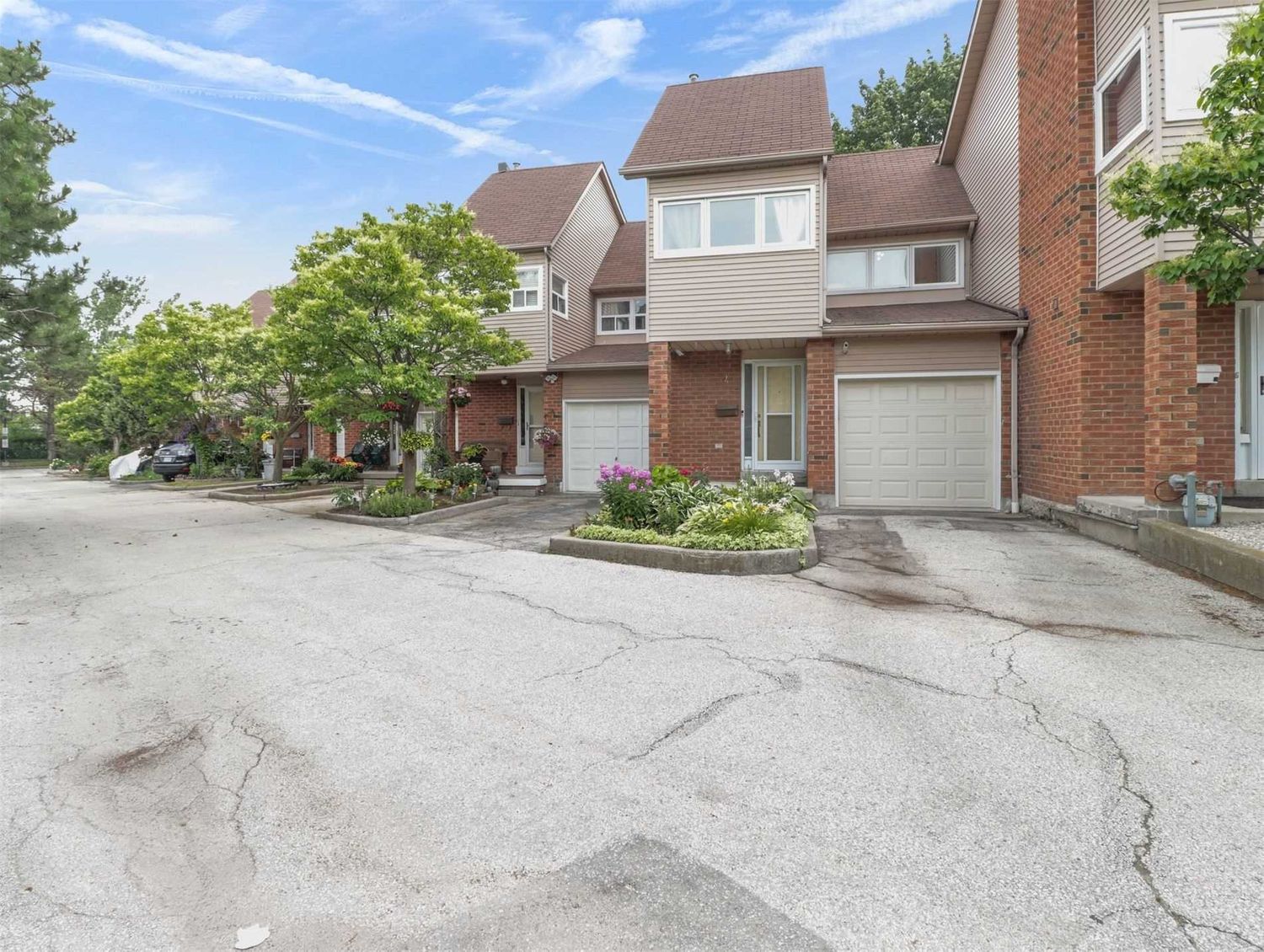 1031 Midland Avenue. 1031 Midland Avenue Townhouses is located in  Scarborough, Toronto - image #1 of 2