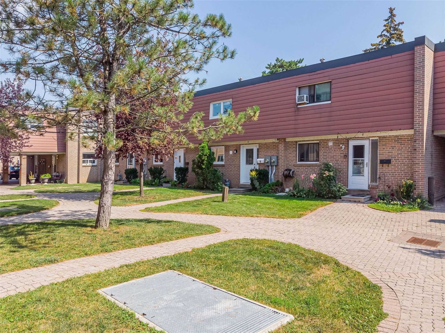 2068-2088 Martin Grove Road. 2068 Martin Grove Road Townhomes is located in  Etobicoke, Toronto - image #1 of 3