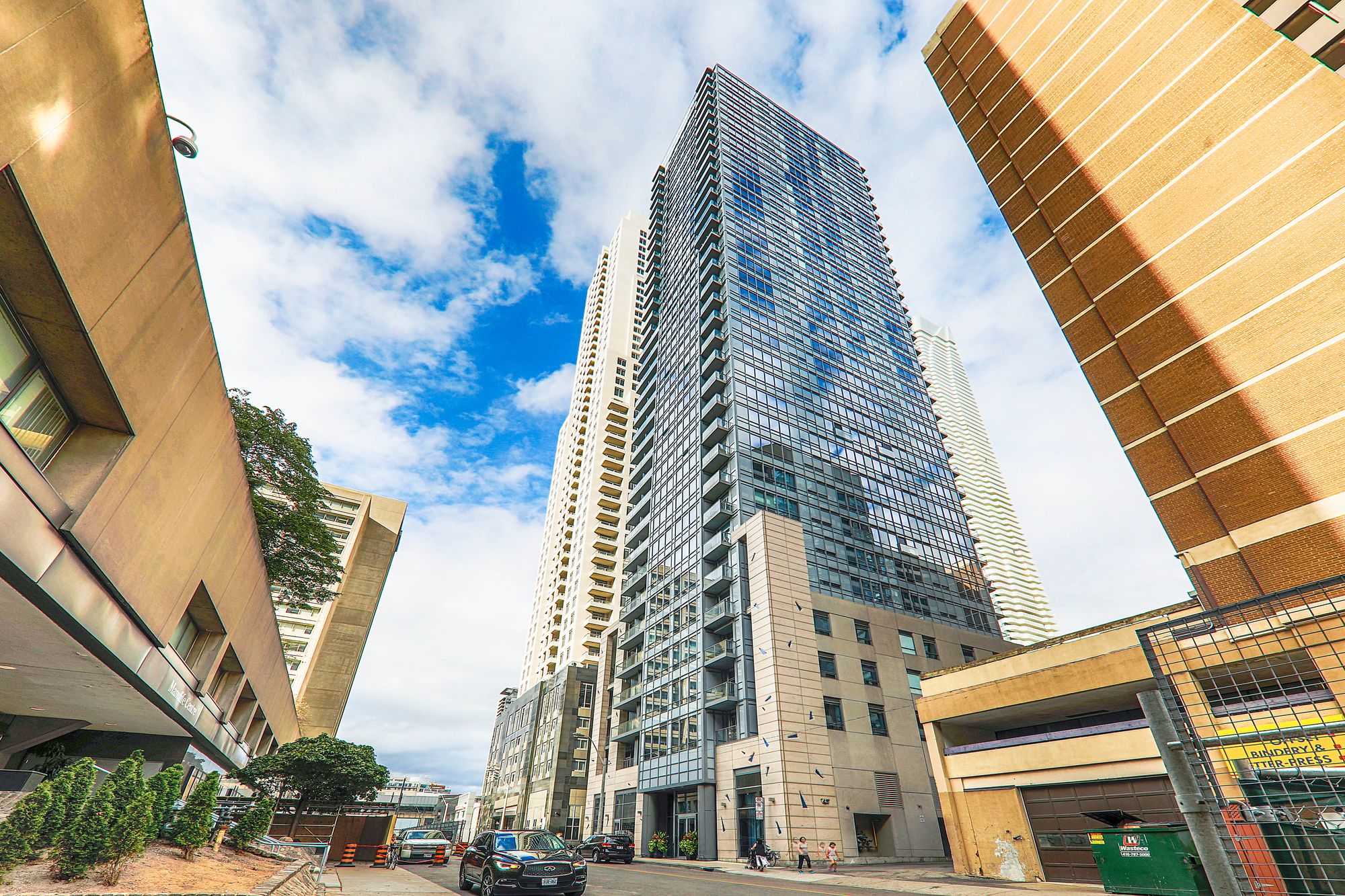 21 Balmuto St, unit 804 for rent in Yorkville - image #1