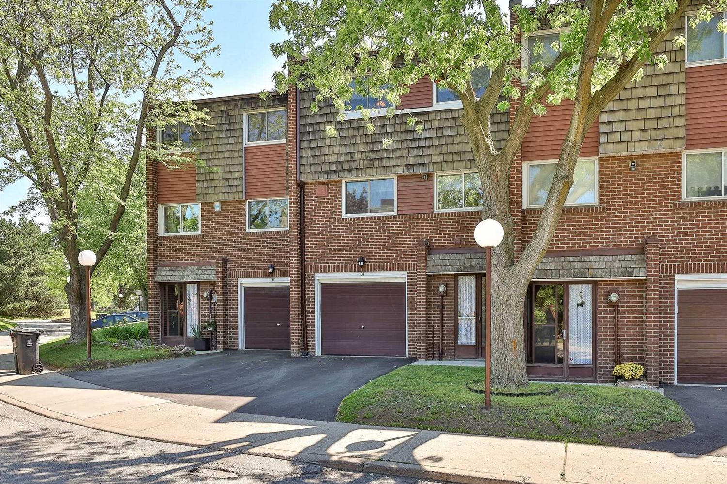 10-50 Vicora Linkway. 50 Vicora Linkway Townhouses is located in  North York, Toronto - image #1 of 2