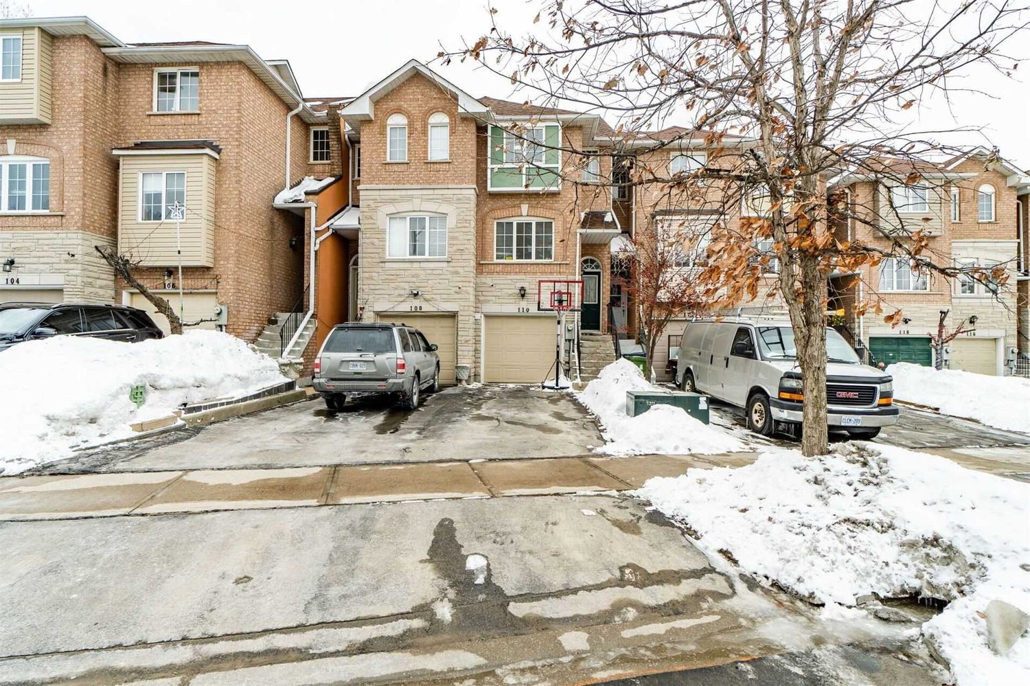 21-71 Rivers Edge Drive. 100 Charlton Settlement Avenue Townhouses is located in  York Crosstown, Toronto - image #1 of 2